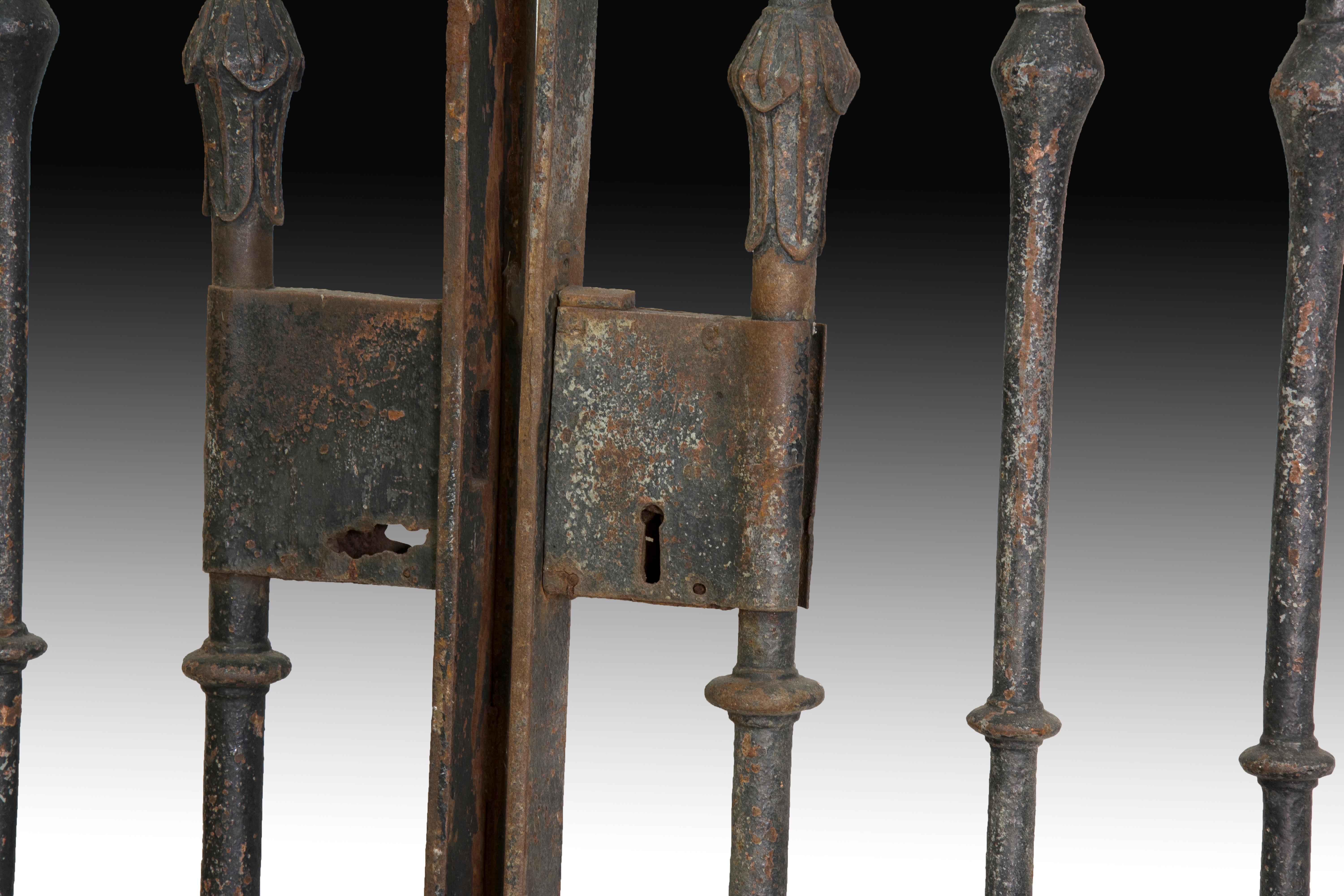 Renaissance Grille, Wrought and Gilt Iron, Stone, Spain, 16th Century In Fair Condition For Sale In Madrid, ES