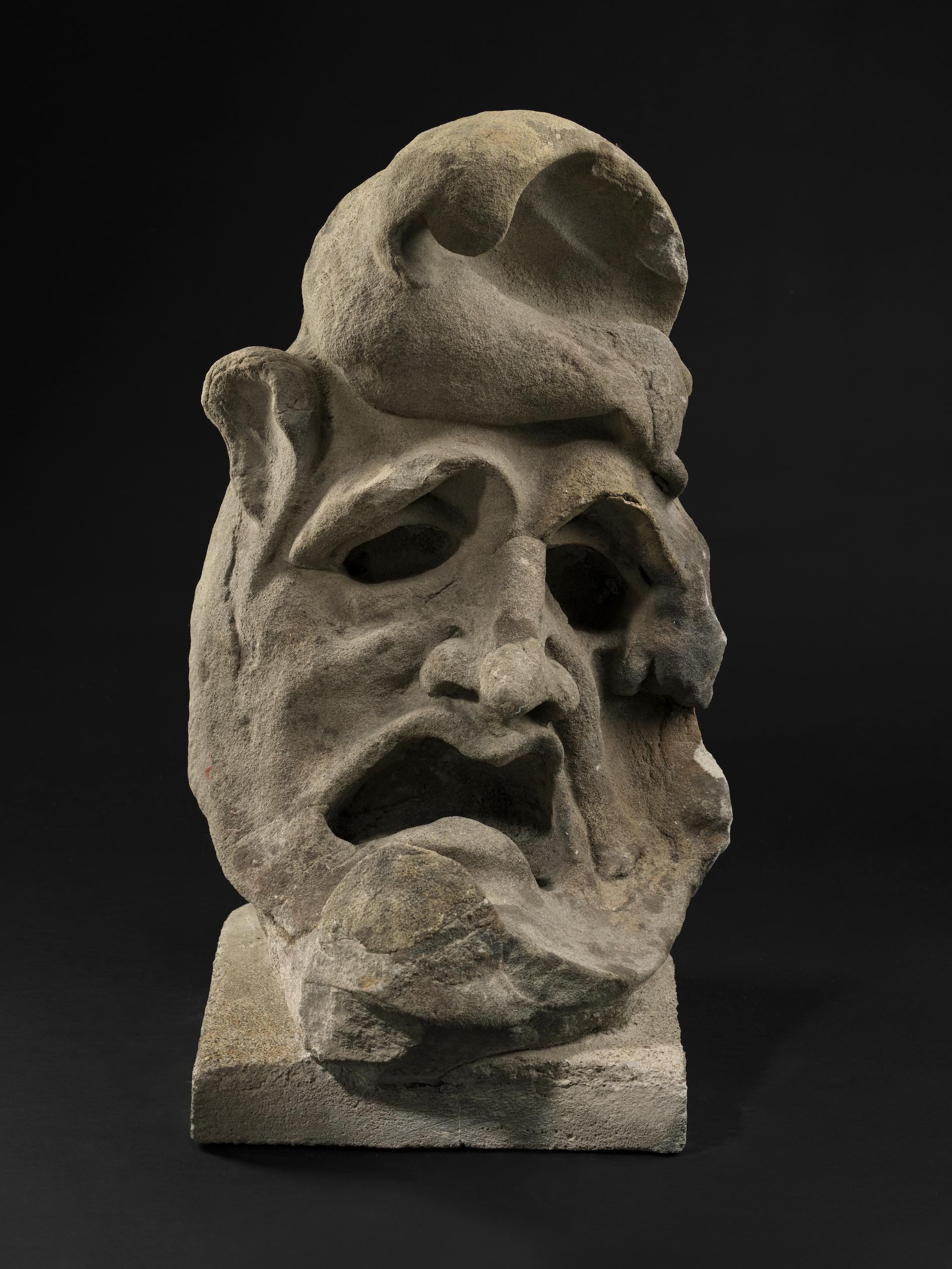 Große Groteske in Form eines Halbmondes
Auf einer posterioren Zementbasis
Kalkstein
Frankreich, 17. Jahrhundert

72 x 42 x 51 cm