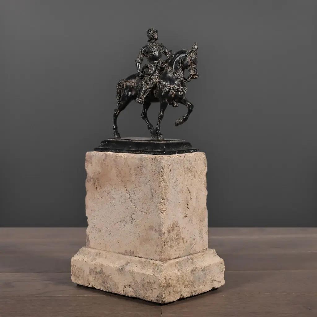 italien Sculpture de cavalier Renaissance sur socle en grès en vente