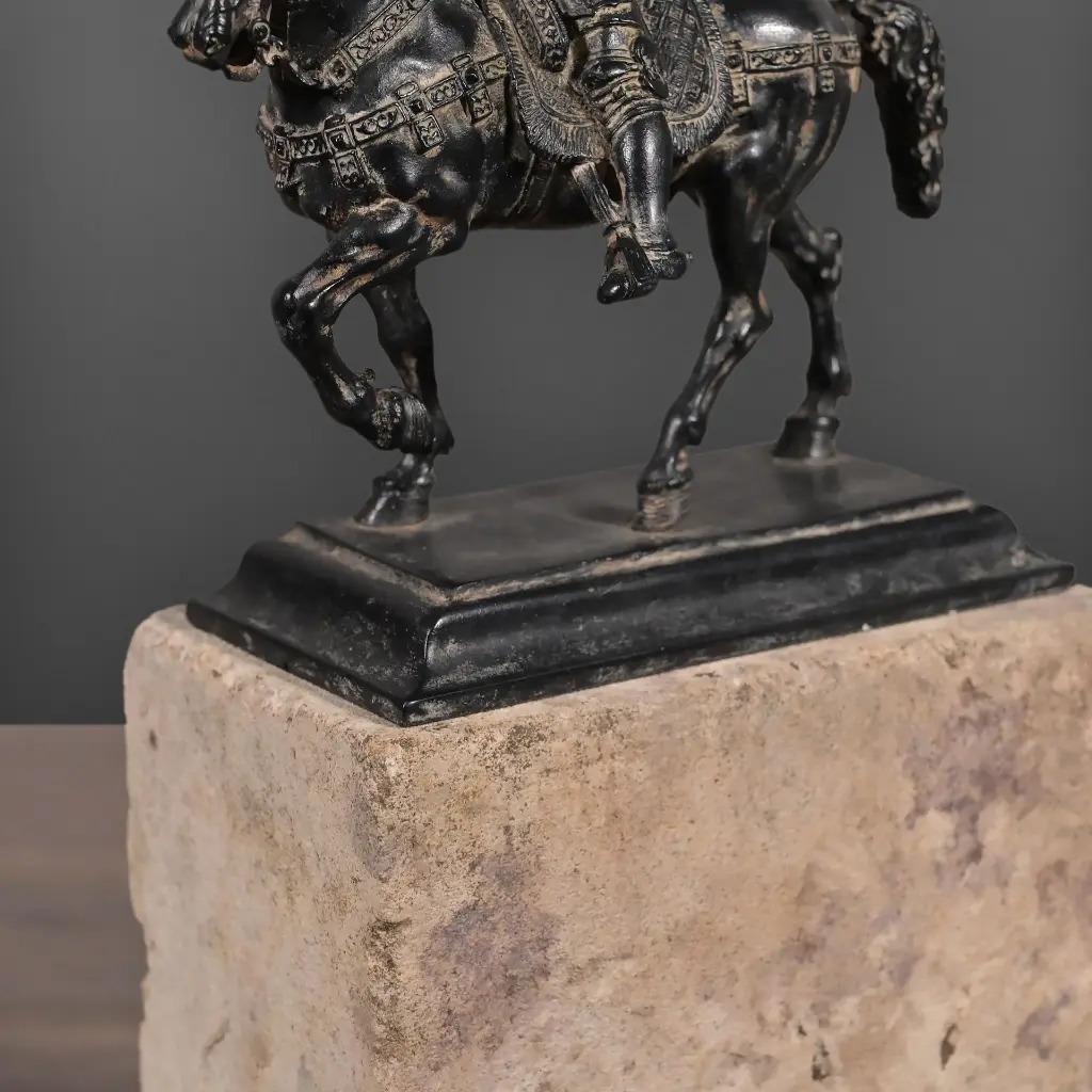20ième siècle Sculpture de cavalier Renaissance sur socle en grès en vente