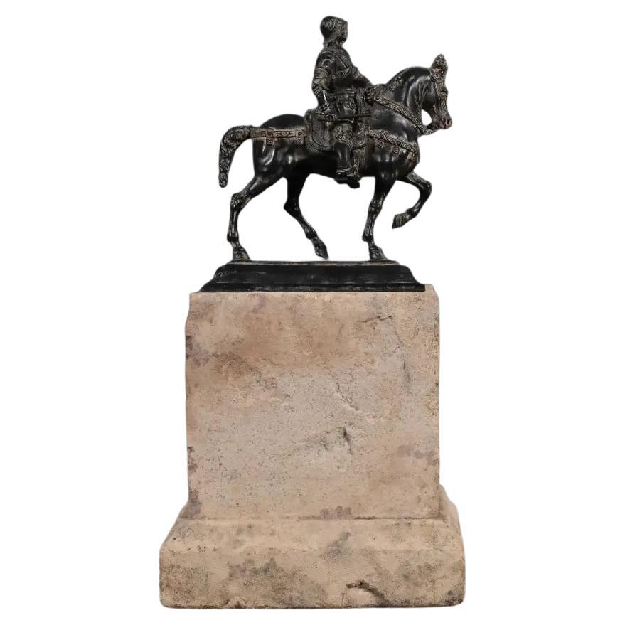 Scultura di cavaliere rinascimentale su base di pietra arenaria