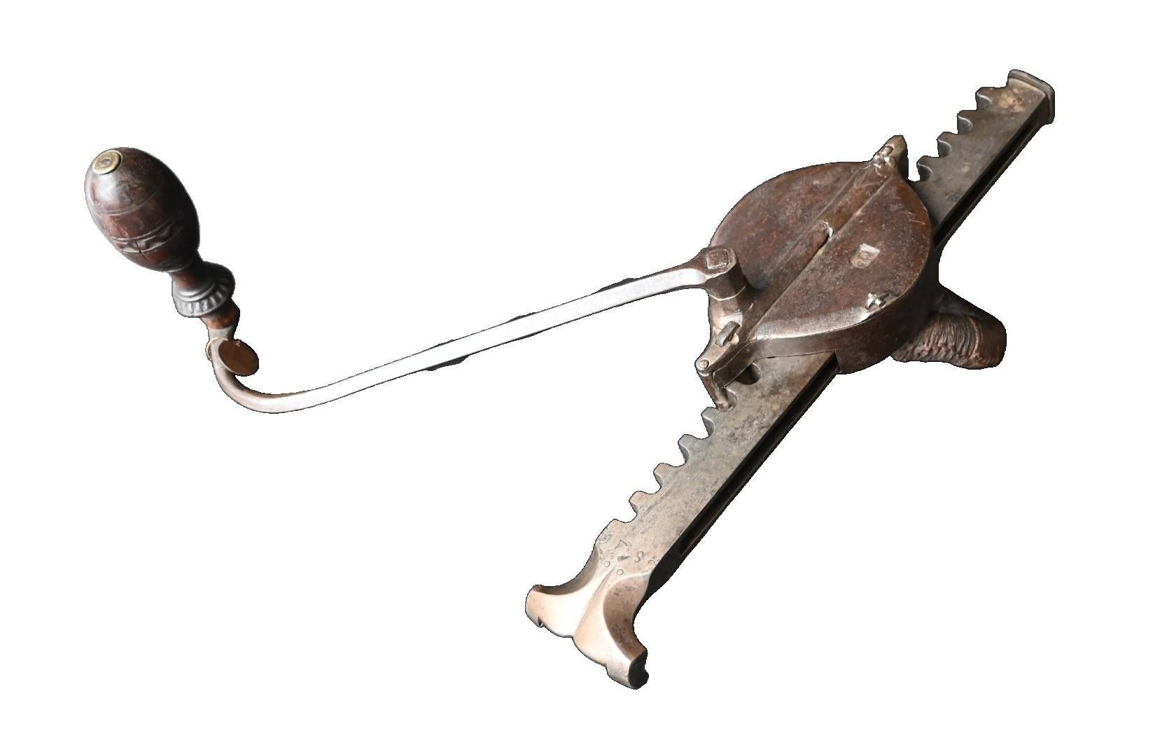 Renaissance Hunting Cranequin, Dated 1589 — With Maker’s Mark in Shield For Sale 3