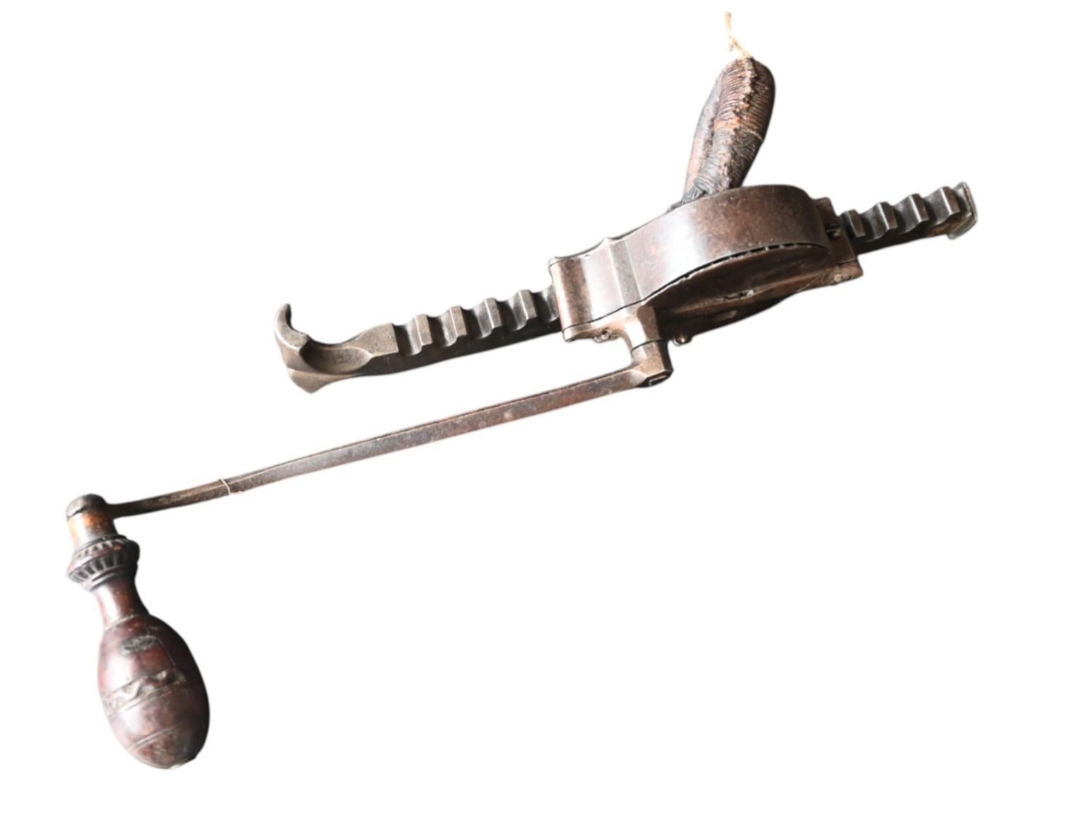 Renaissance Hunting Cranequin, Dated 1589 — With Maker’s Mark in Shield In Good Condition For Sale In Bilzen, BE