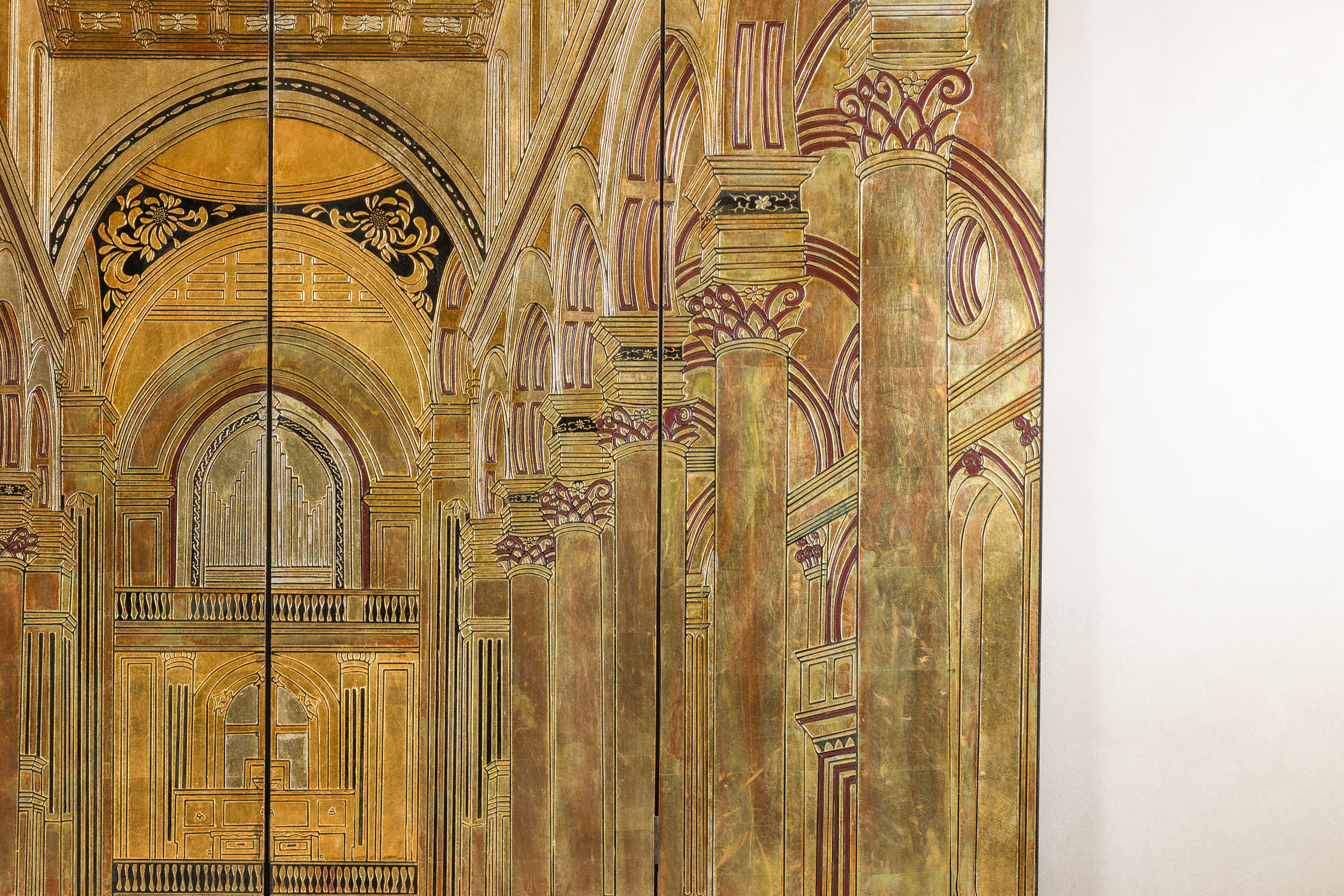 Paravento dorato a 4 pannelli di ispirazione rinascimentale con disegni architettonici in rilievo in vendita 9