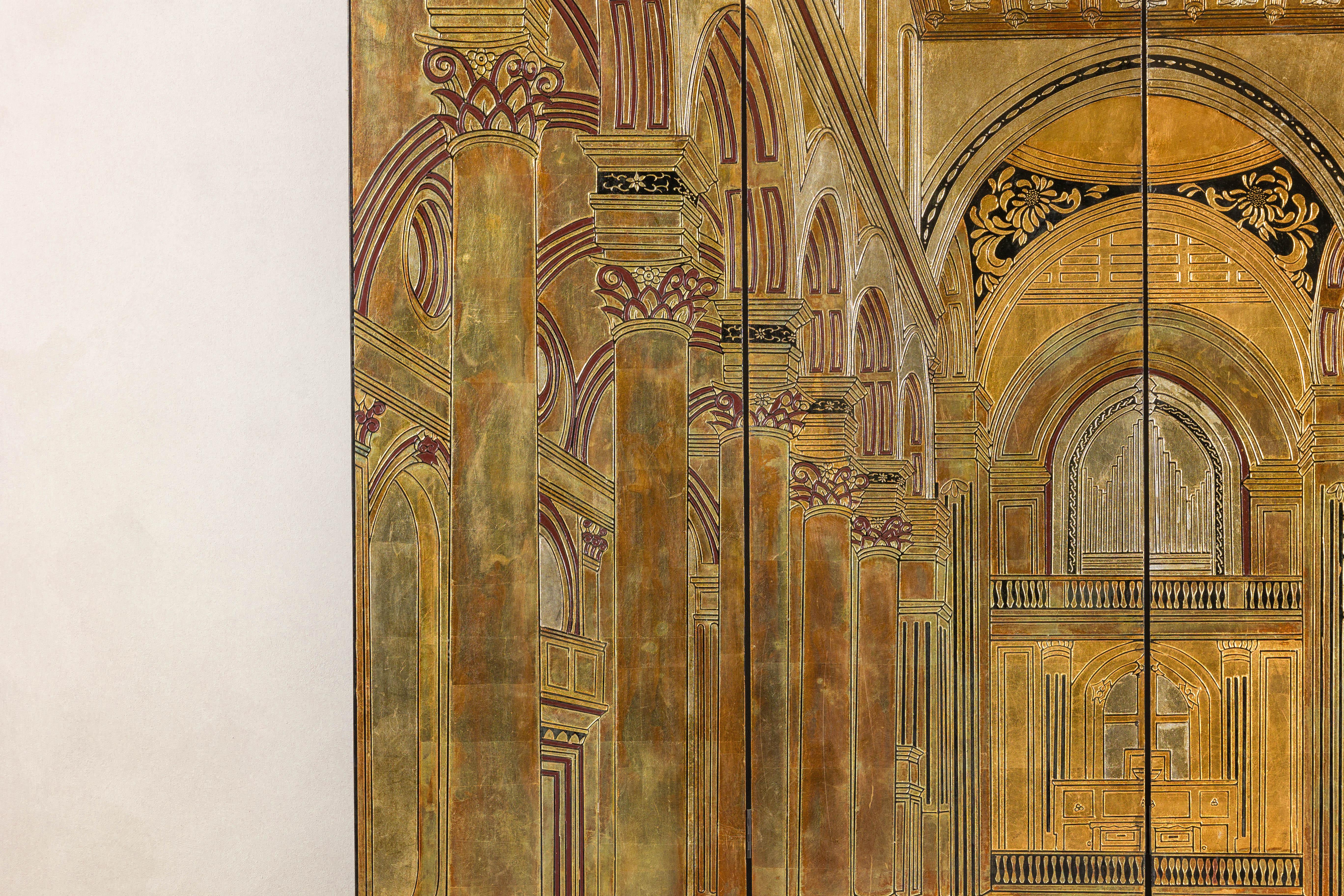 Paravento dorato a 4 pannelli di ispirazione rinascimentale con disegni architettonici in rilievo in vendita 10