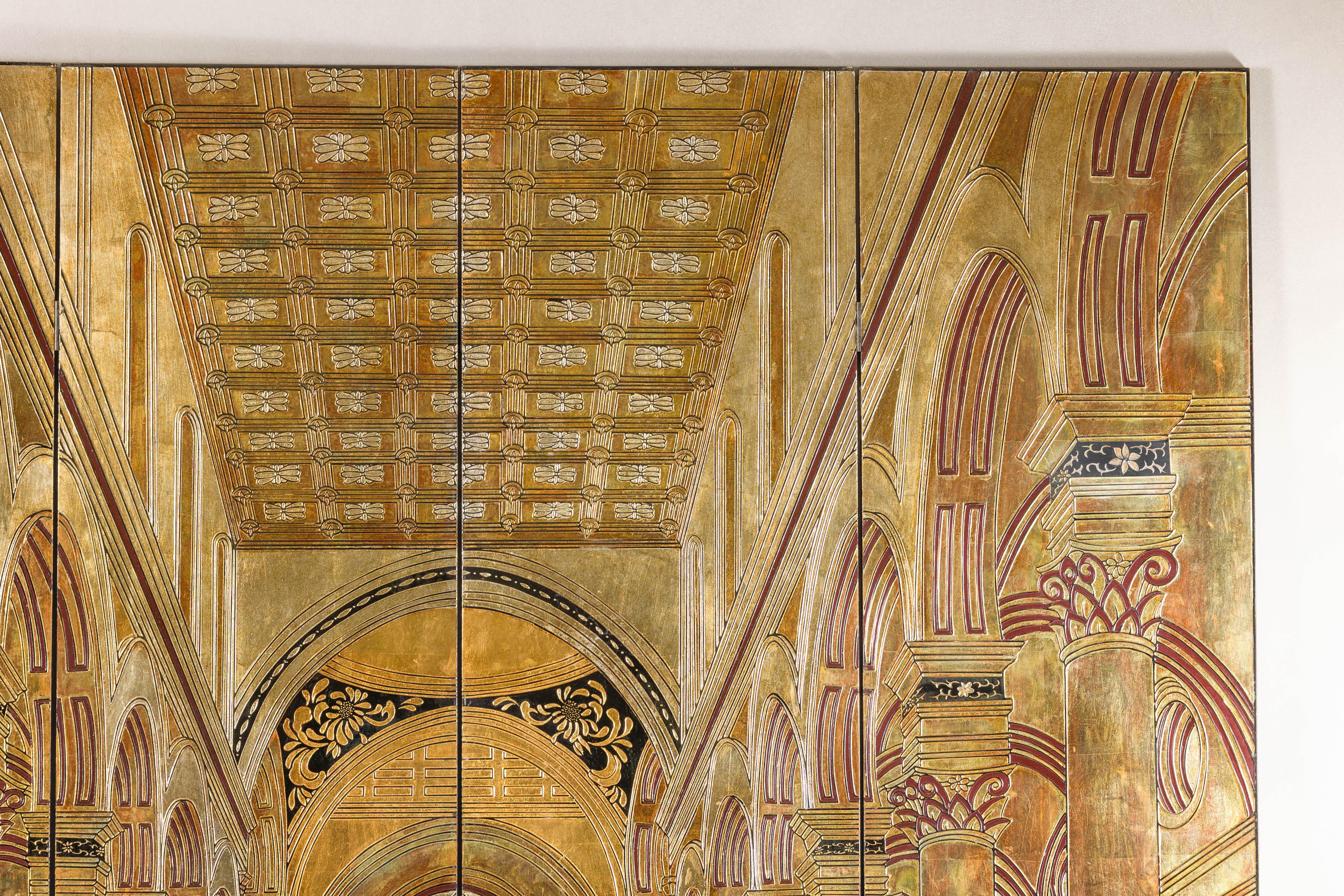 Cinese Paravento dorato a 4 pannelli di ispirazione rinascimentale con disegni architettonici in rilievo in vendita