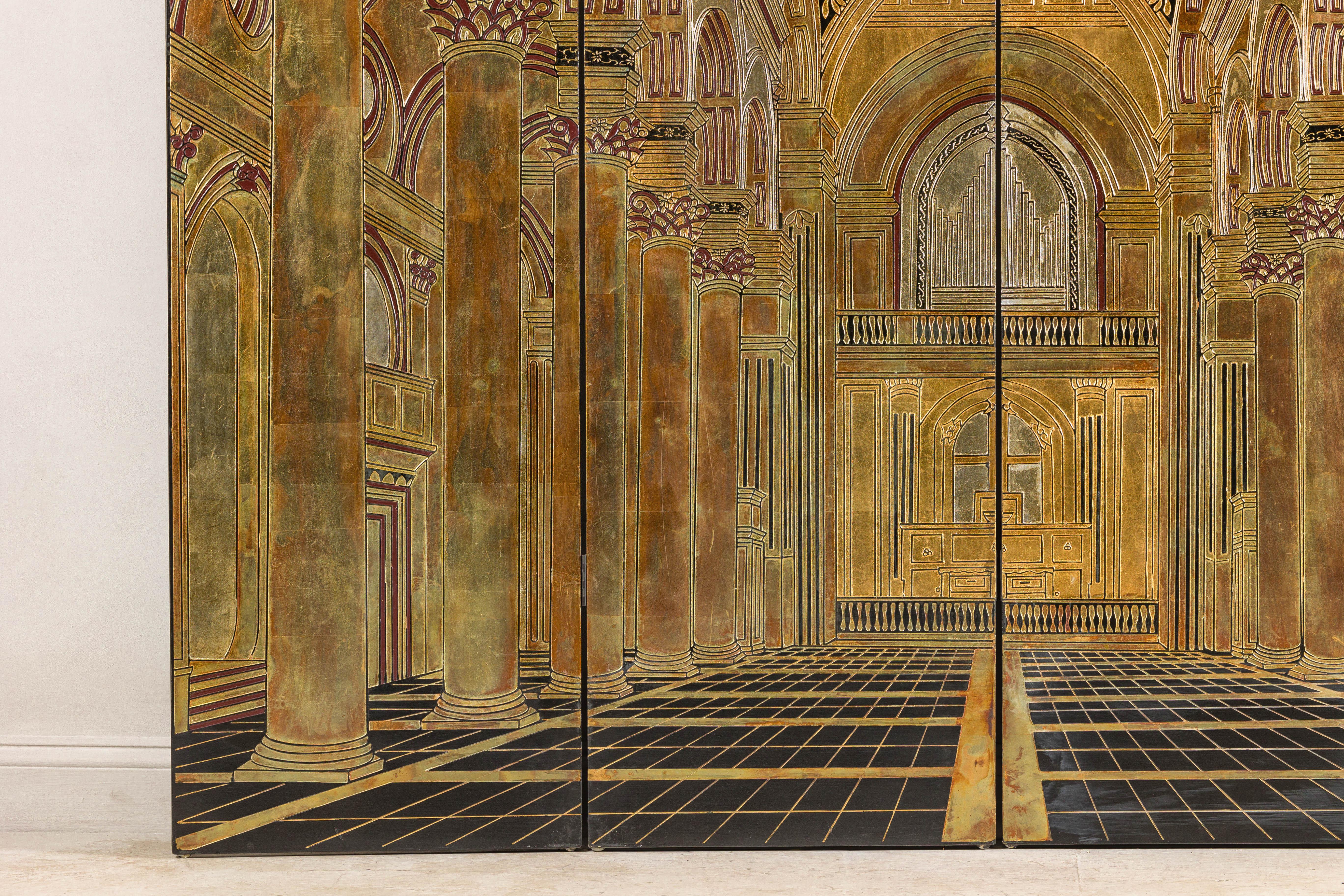 Paravento dorato a 4 pannelli di ispirazione rinascimentale con disegni architettonici in rilievo In condizioni buone in vendita a Yonkers, NY