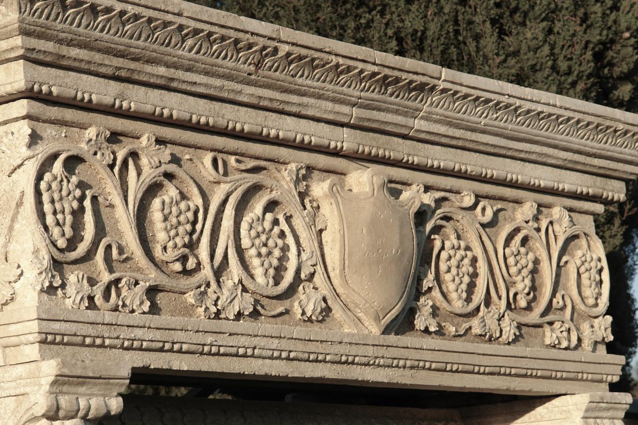 Renaissance Italian Style Fireplace Hand-carved Pure Limestone Acanthus Leaves For Sale 1