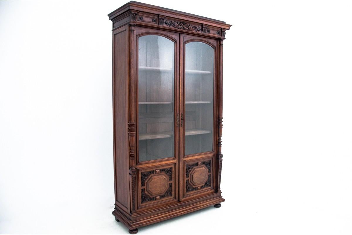 Renaissance library from around 1880.
Very good condition.
Wood: walnut
dimensions: height 238 cm, width 139 cm, depth 48 cm.