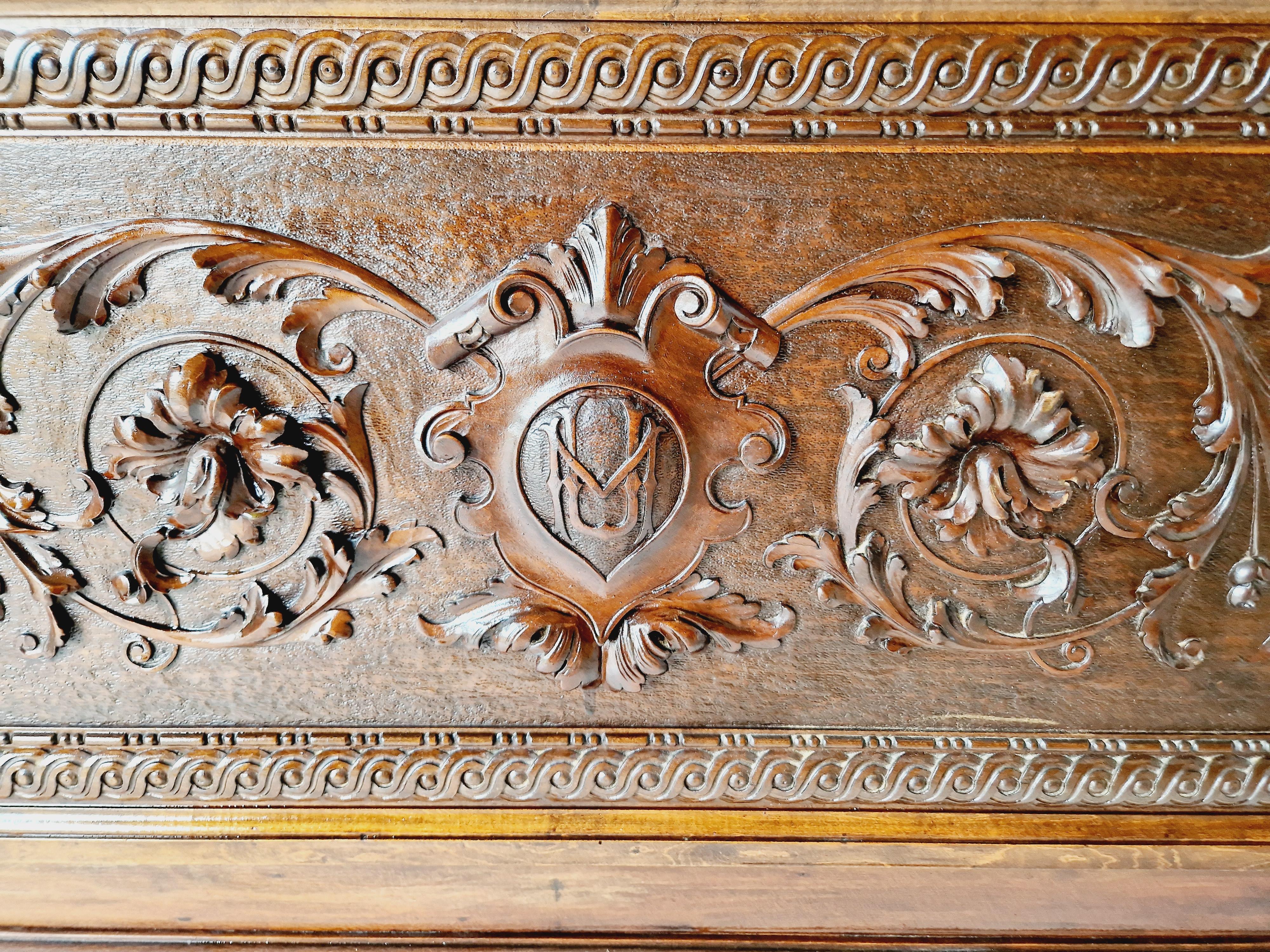 Dieses fabelhafte antike italienische Renaissance-Revival-Bett ist ein atemberaubendes Beispiel für eine italienische dekorative Antike, mit komplizierten Schnitzereien eines Vogels auf dem Kopfteil und ein Wappen mit Initialen, das auch auf dem