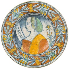 Assiette de présentation de portraits en majolique de la Renaissance fabriquée à Deruta, Italie, vers 1530