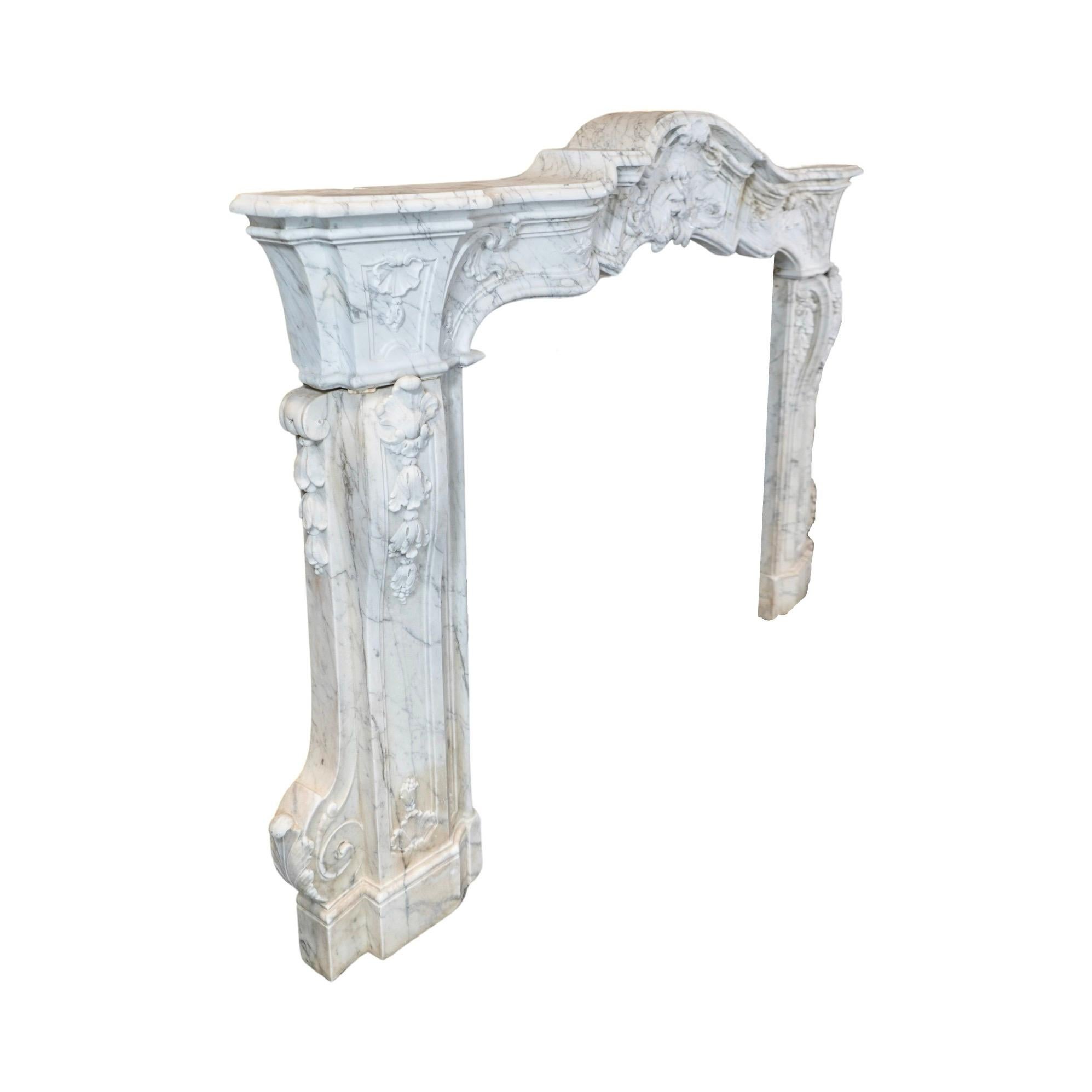 This Renaissance marble mantel origins from Italy, circa 1650.

Measurements firebox: H 41