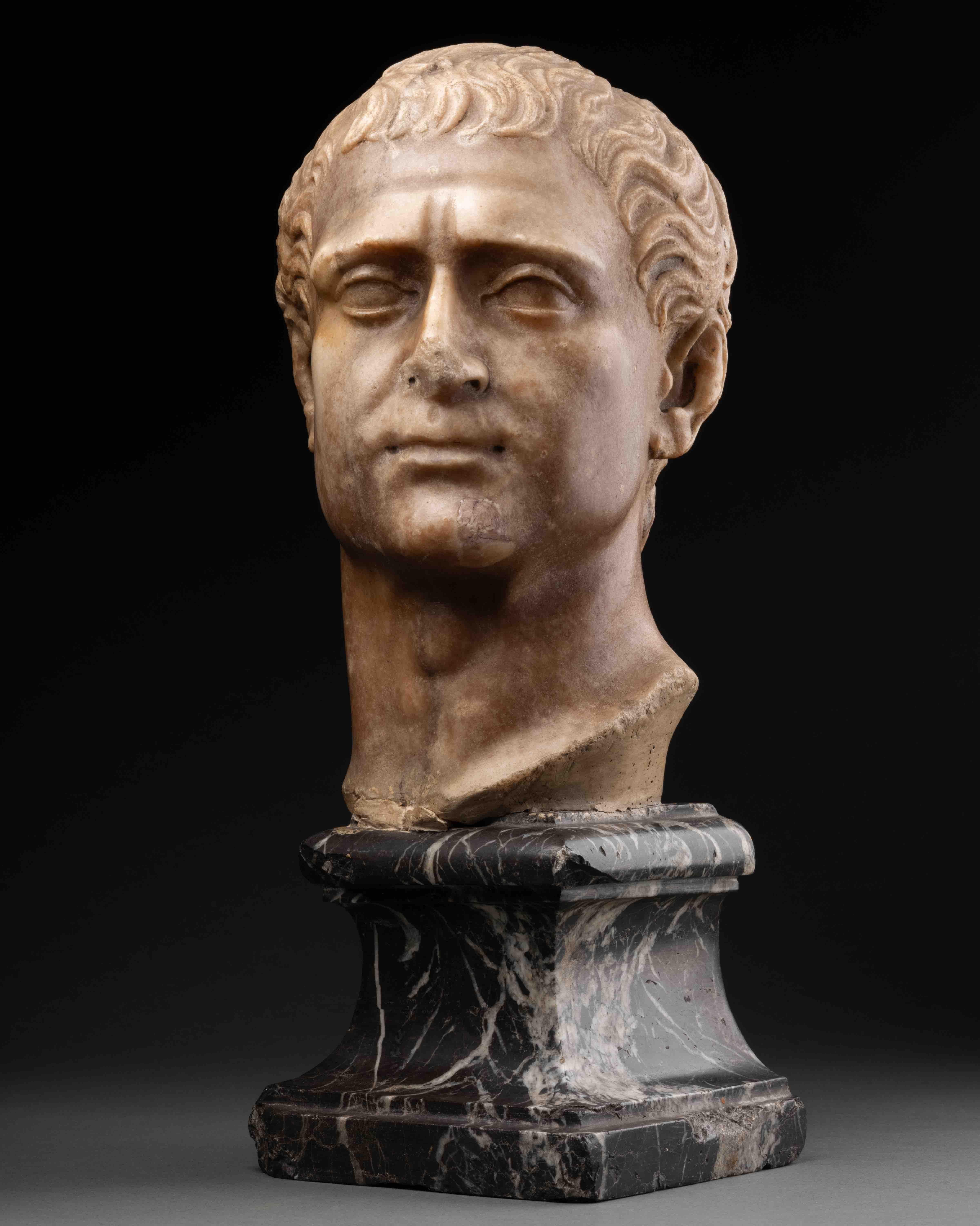 Portrait en marbre de la Renaissance 
Italie du Nord, XVIIe siècle, inspiré par l'antiquité 
Marbre
36 x 13 cm (y compris le socle en marbre)

Cette tête de jeune homme de la Renaissance, légèrement tournée vers la gauche, a été conçue pour être