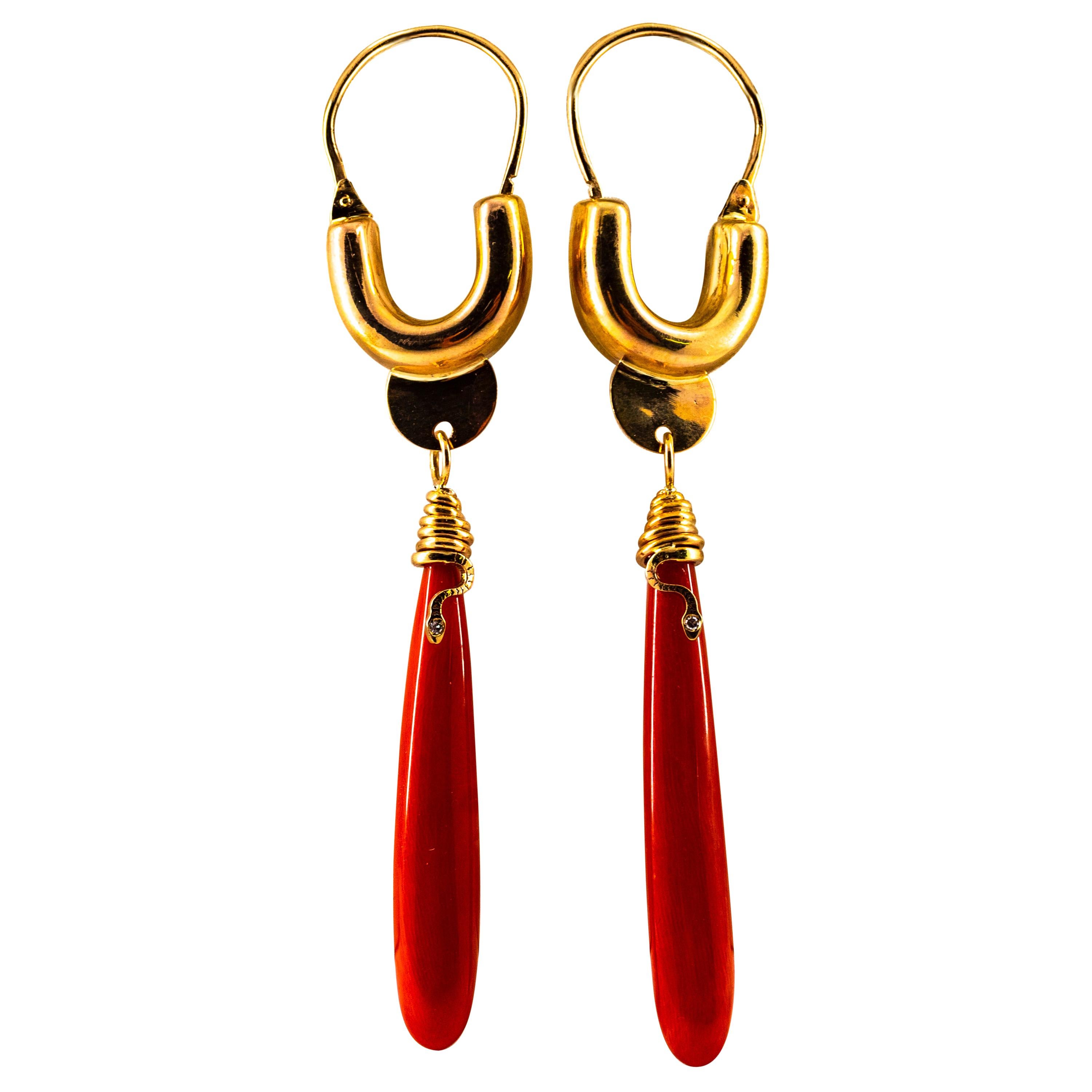Boucles d'oreilles pendantes Renaissance en or jaune avec corail rouge méditerranéen et diamants blancs