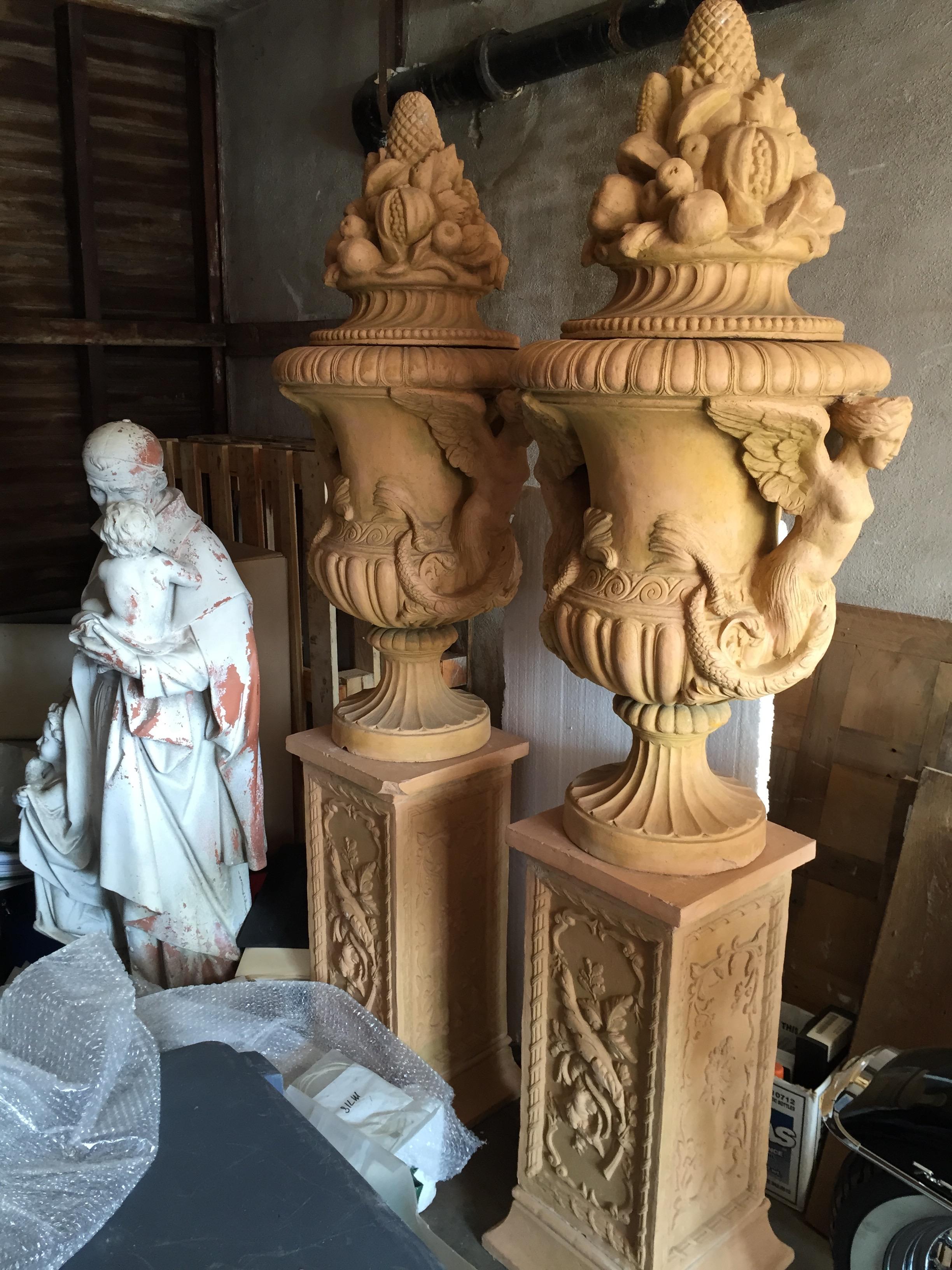 Beautiful pair of Renaissance Mediterranean style urns in terra cotta, late 20th century.
With their original pedestals, excellent quality of Art work hand-finished.
Interior and exterior display possible, great condition.
More info on demand.
