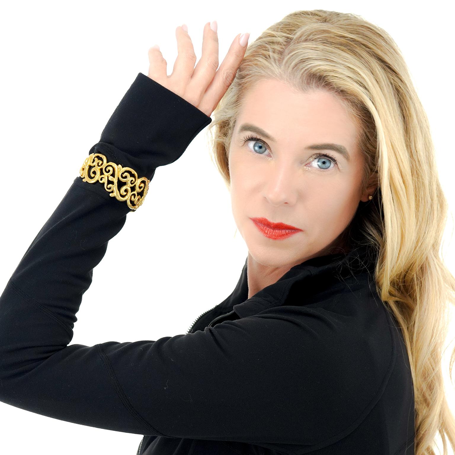 Circa  1970, 14k, Italie.  Ce bracelet Renaissance romantique tourbillonne autour de votre poignet. Fabriqué en or jaune 14k massif, il renferme un secret... il est creux et très léger. Le design italien et l'orfèvrerie fine vous offrent un