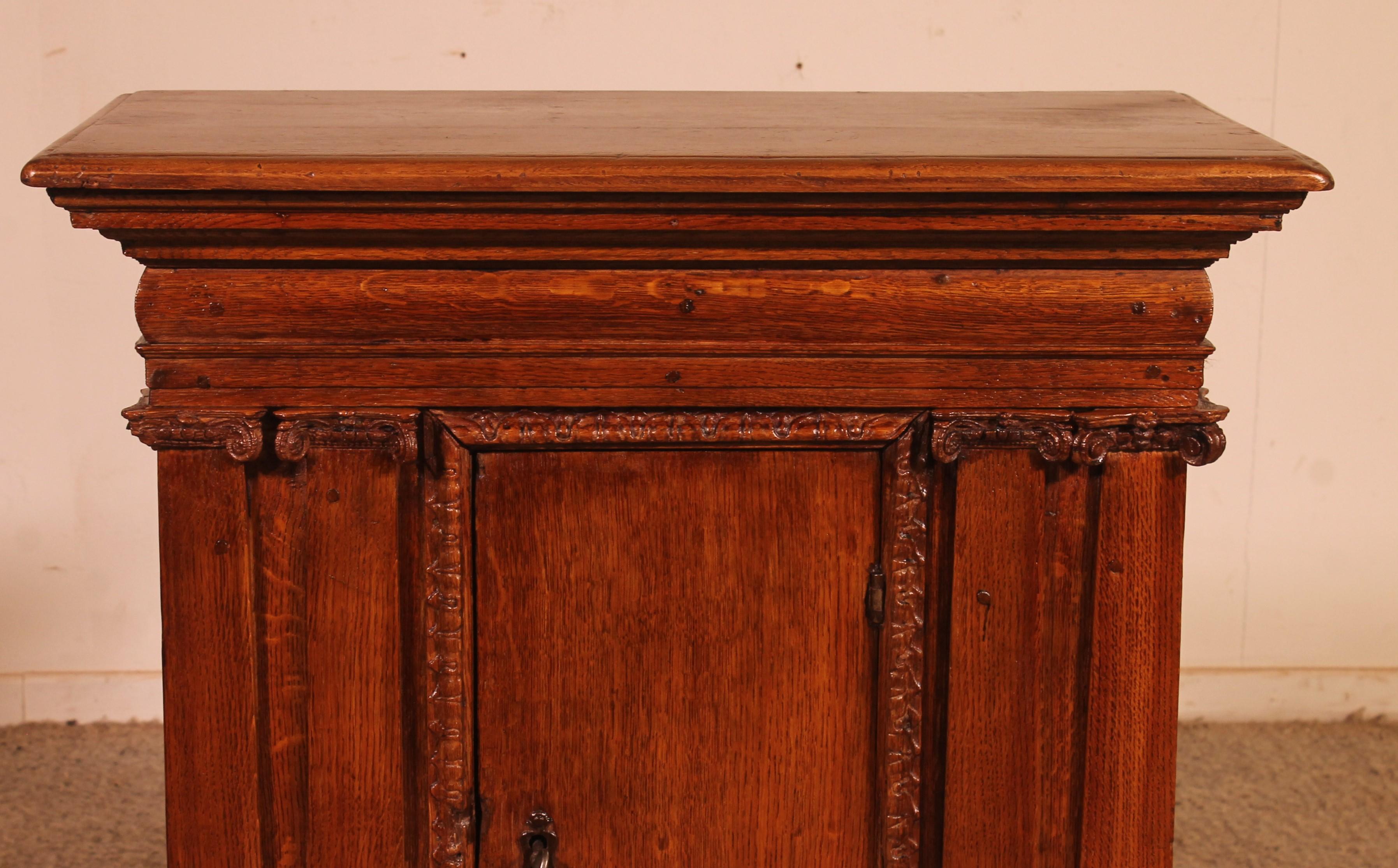 Lovely little oak tabernacle from the Renaissance period of the 17th century.

Superb little unusual piece of furniture with its original lock and working key.
The door is covered with red velvet on the inside, which is unusual.
The tabernacle is