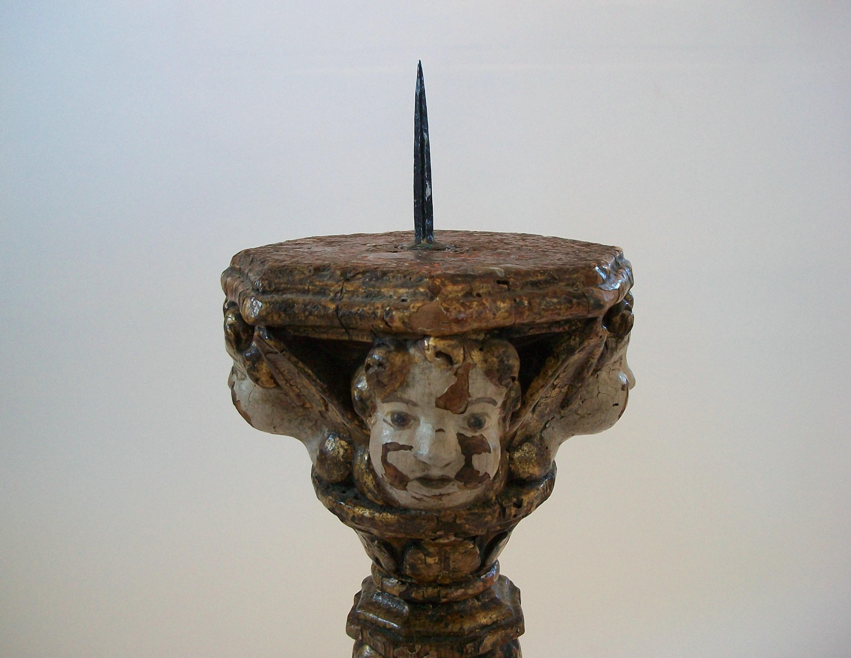 Intagliato a mano Renaissance Painted & Giltwood Pricket with Cherubs - France - Circa 1580 in vendita