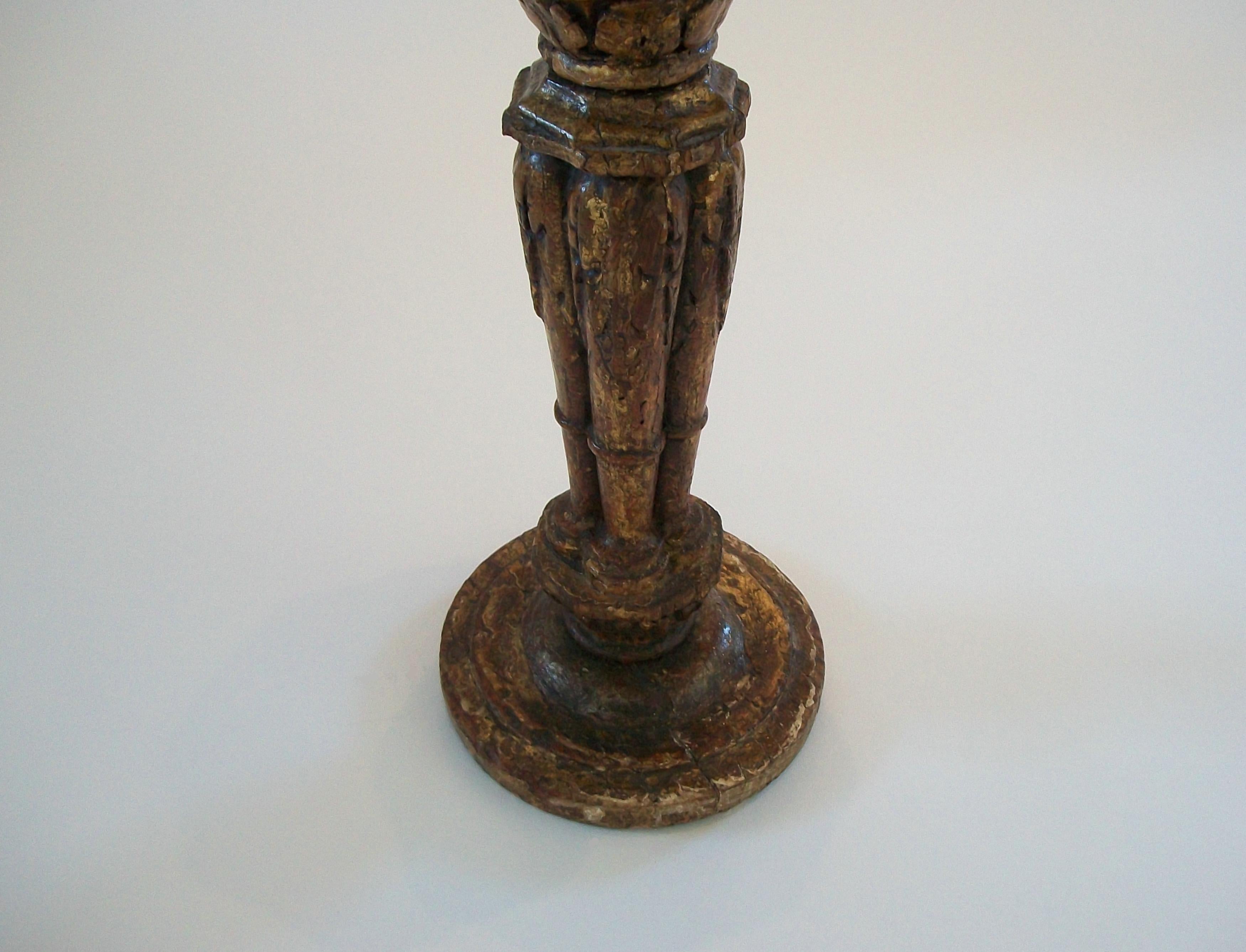 Gesso Renaissance Painted & Giltwood Pricket with Cherubs - France - Circa 1580 in vendita