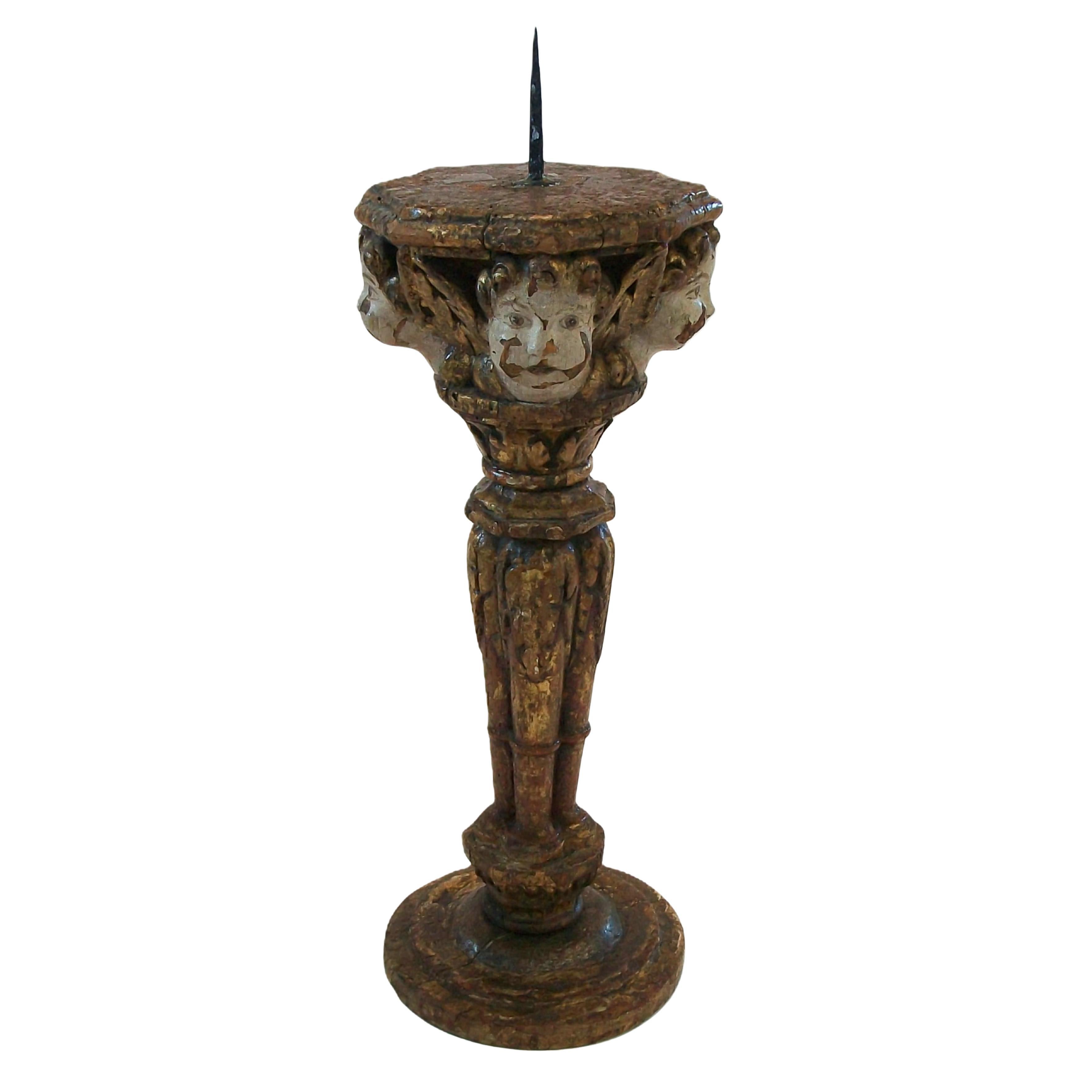 Renaissance Painted 
Giltwood Pricket with Cherubs - France - Circa 1580 in vendita