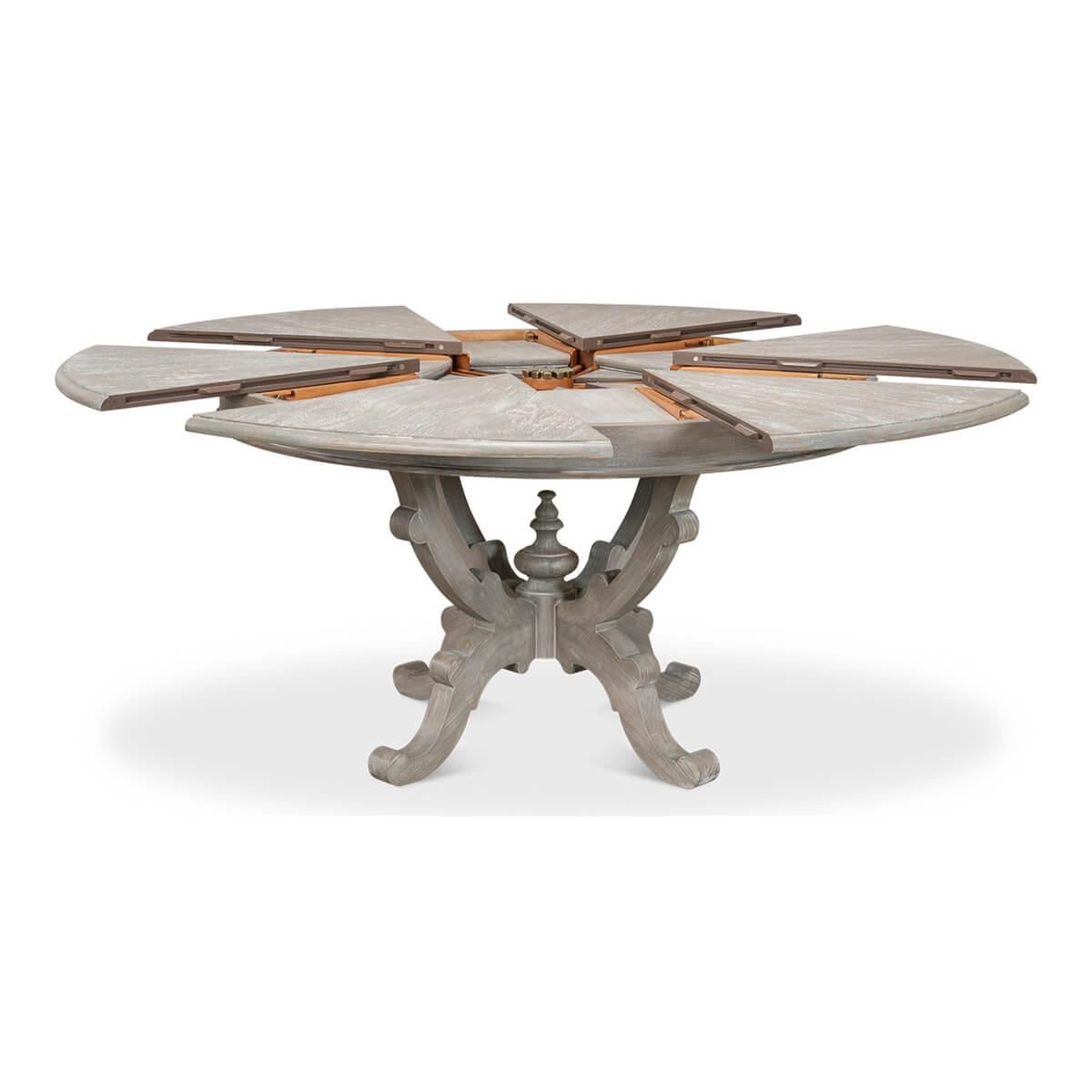 Une table peinte d'inspiration Renaissance avec une base centrale à quatre pieds d'inspiration Renaissance avec un grand fleuron, le dessus de la table à manger extensible se ferme à 54