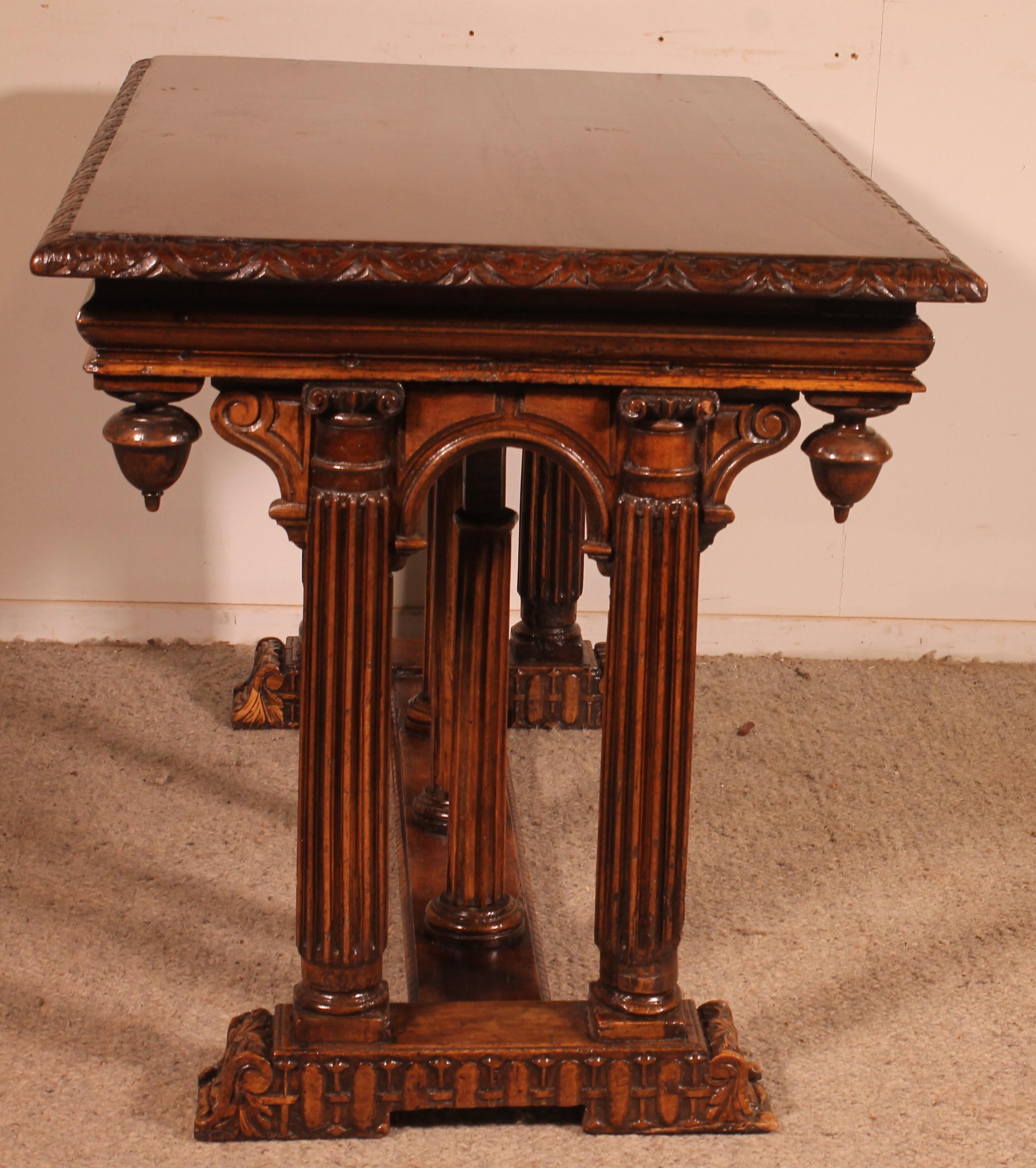 Renaissance Period Walnut Table - 16th Century In Good Condition For Sale In Brussels, Brussels
