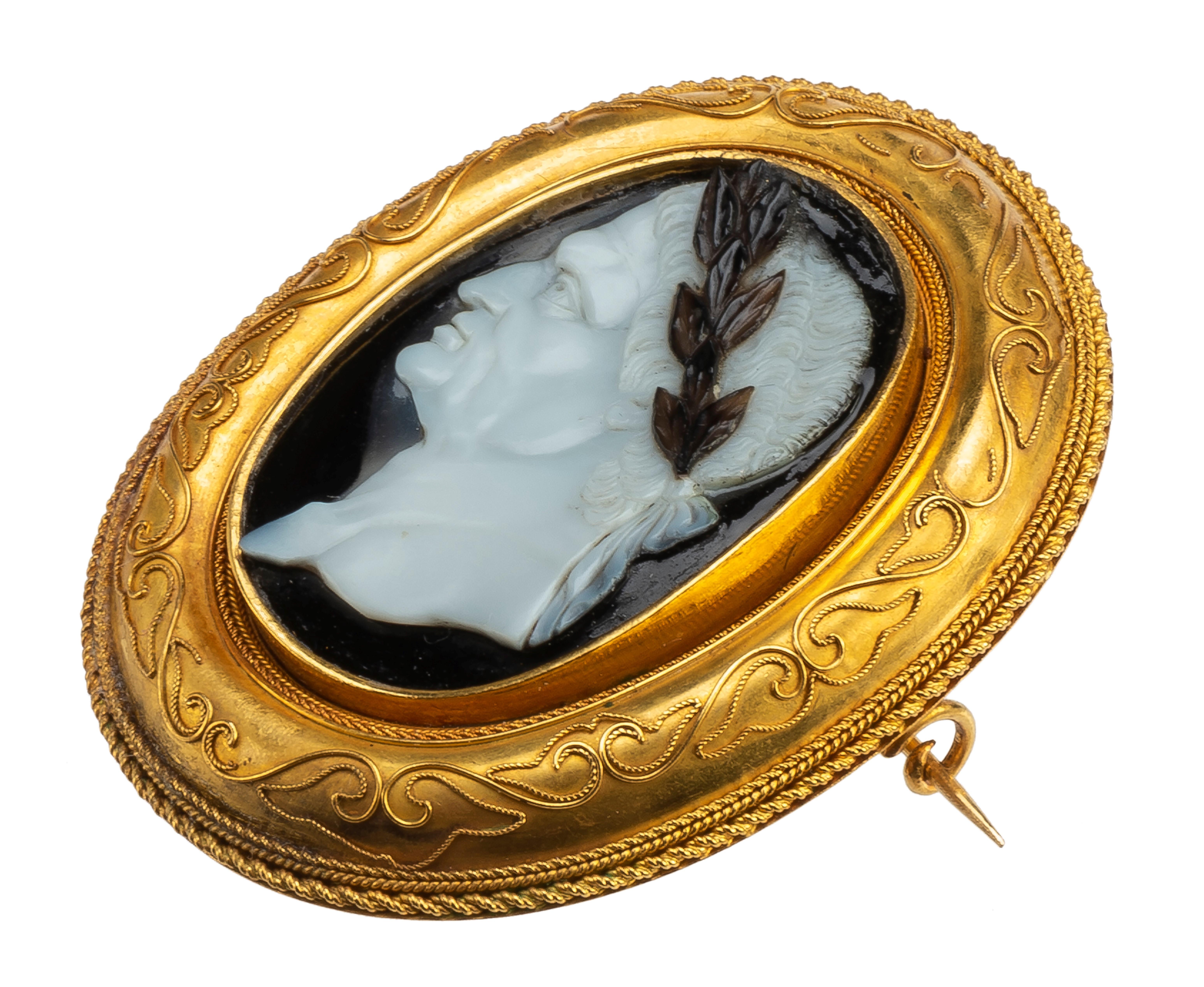 Renaissance Portrait Cameo of Emperor Vespasian in a Gold Brooch In Good Condition For Sale In Chicago, IL