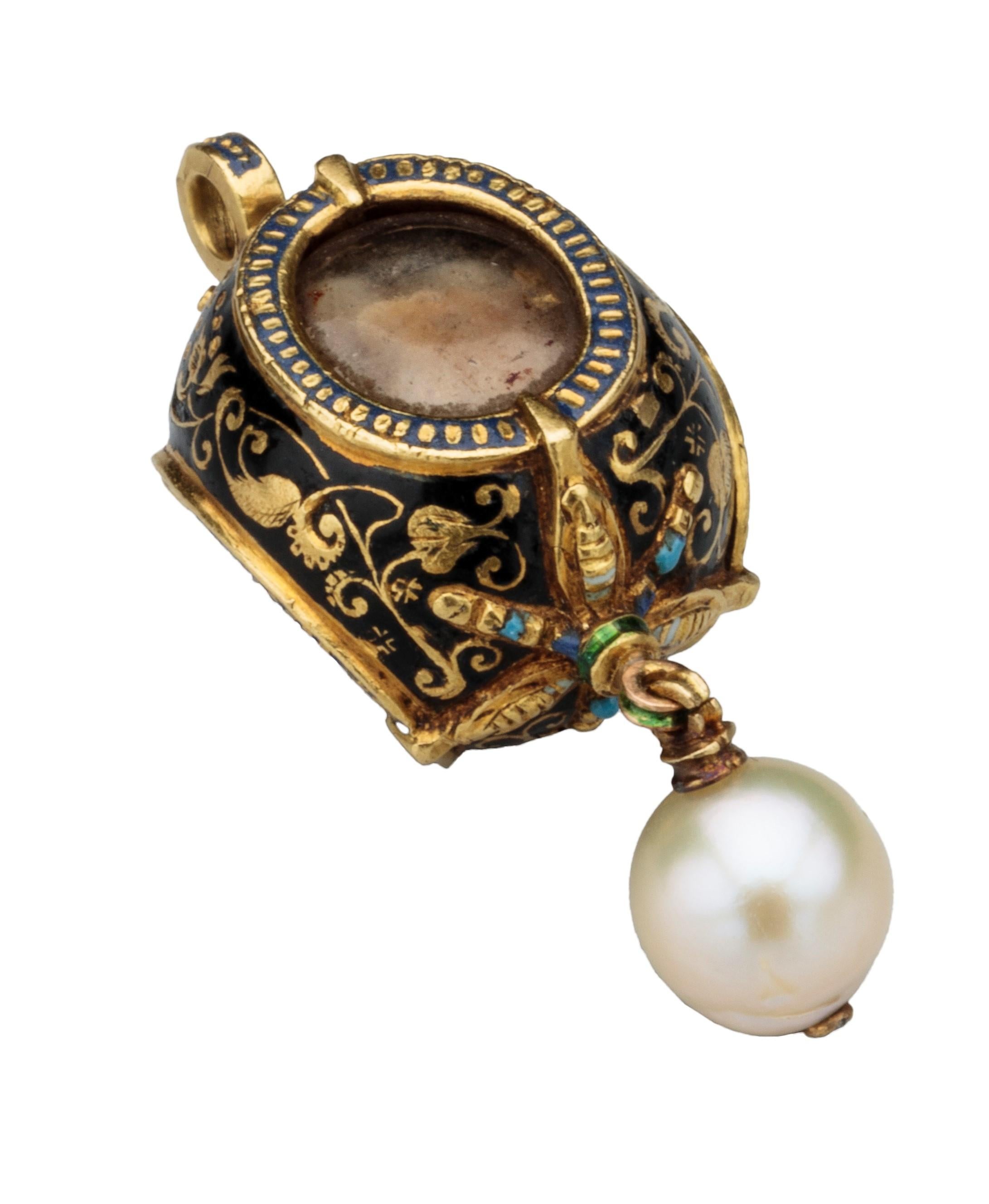 RELIQUARY PENDANT WITH PEARL
Spain or Spanish Netherlands, c. 1620
Gold, rock crystal, enamel, pearl, bone relics
Weight 12.9 grams; dimensions 40 × 17 mm

Gold three-sided pendant in rounded form with stylized acanthus scrolls and foliage in gold