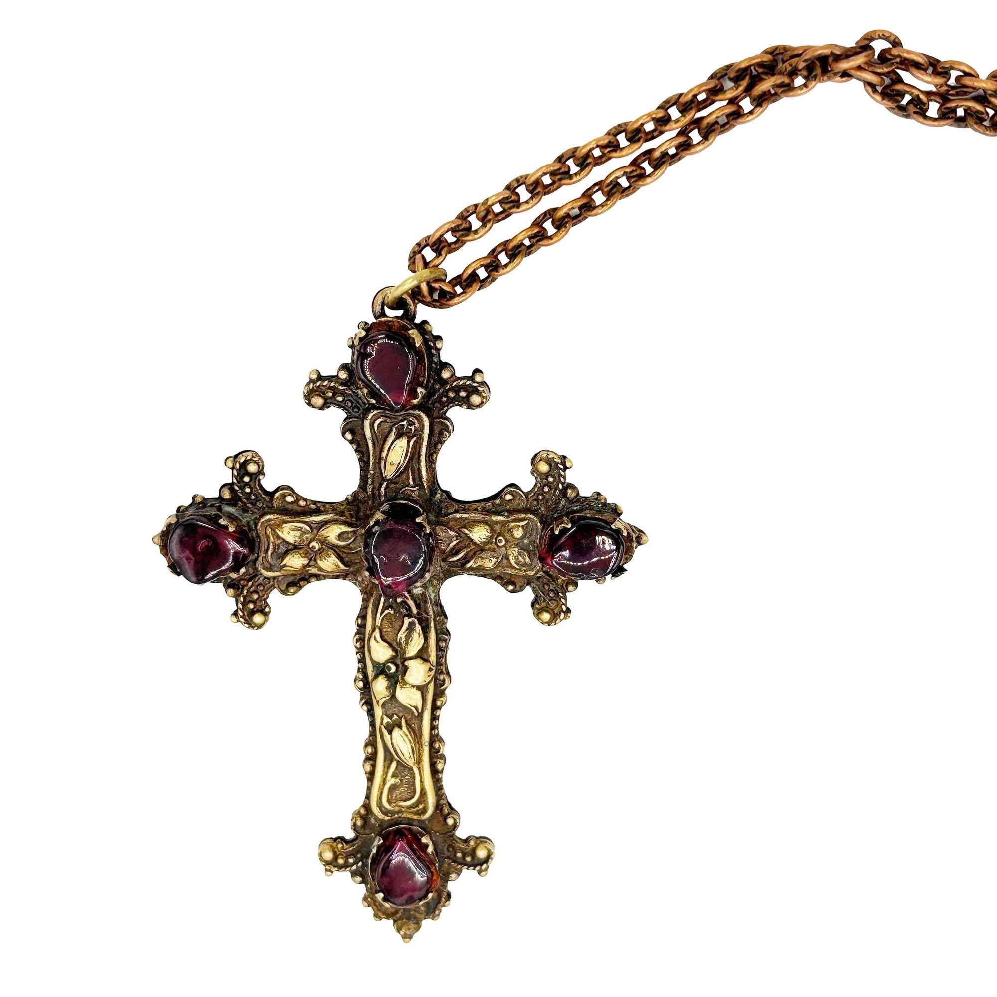 El collar cruzado de latón y cobre de la época victoriana tardía presenta una llamativa pieza central de piedra roja, que combina la elegancia con un atrevido encanto vintage. Los intrincados detalles de la cruz realzan su atractivo atemporal,