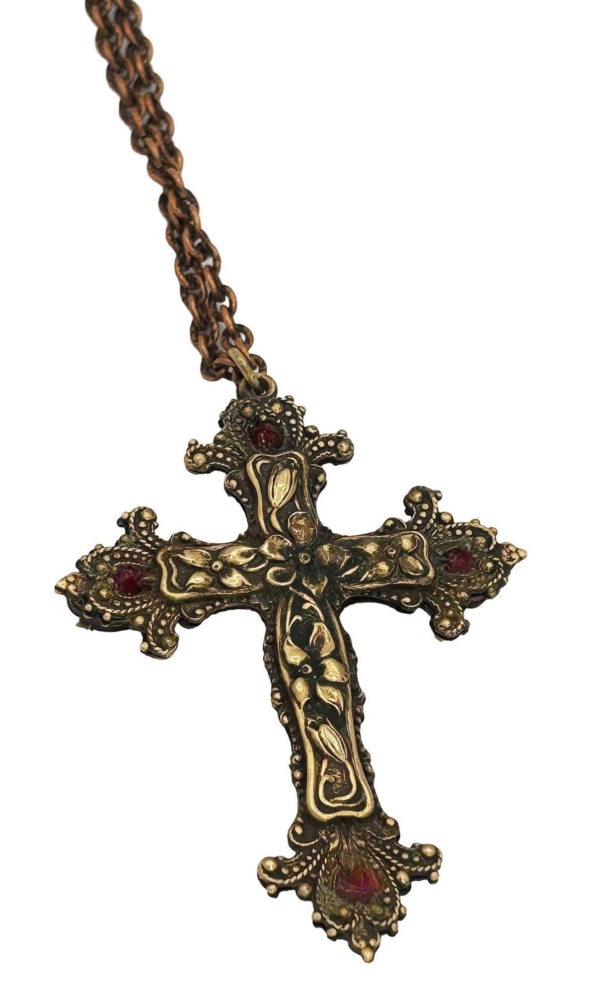 Collar Cruz Gótica Austrohúngara Renacimiento con Granates Victoriano en venta