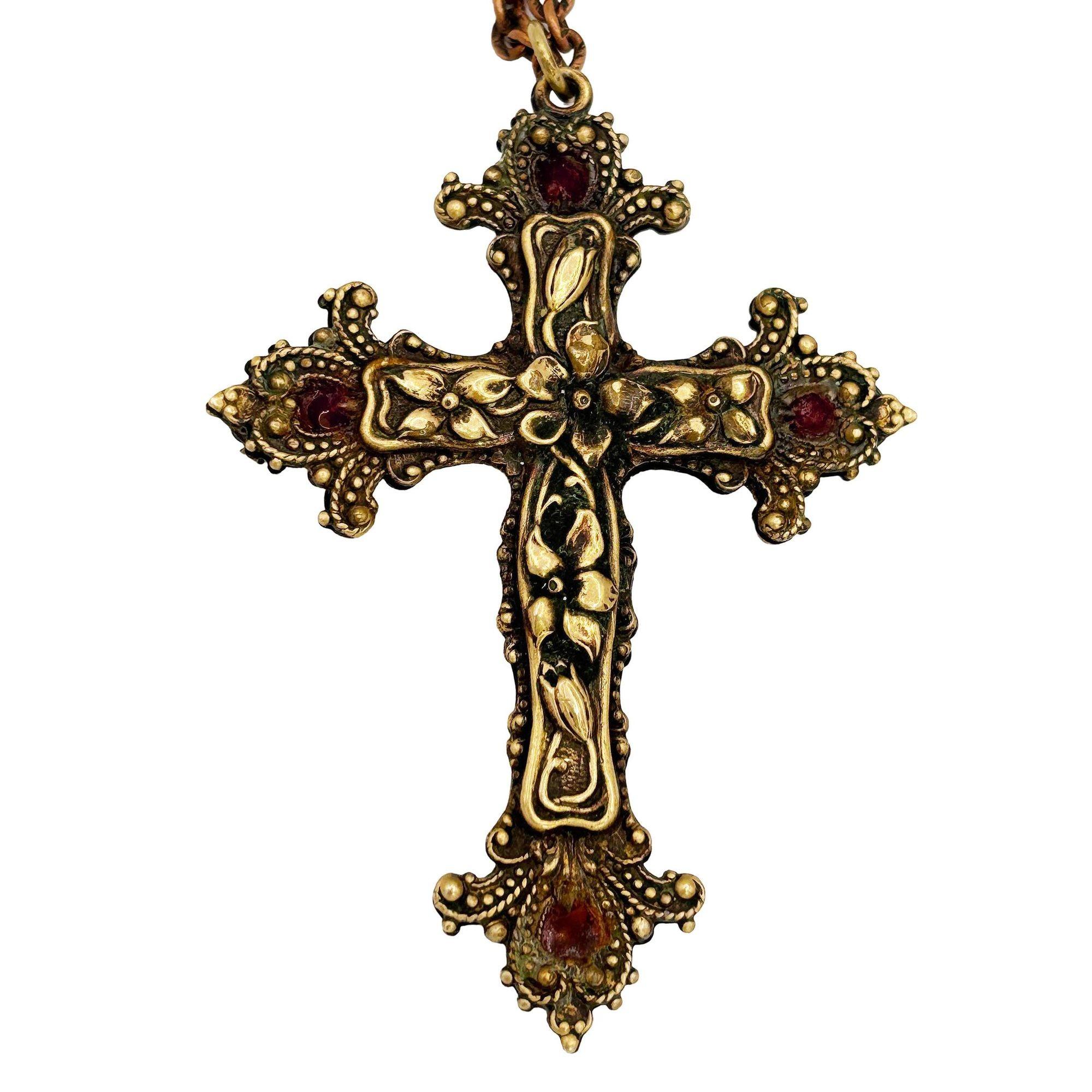 Collar Cruz Gótica Austrohúngara Renacimiento con Granates Estadounidense en venta