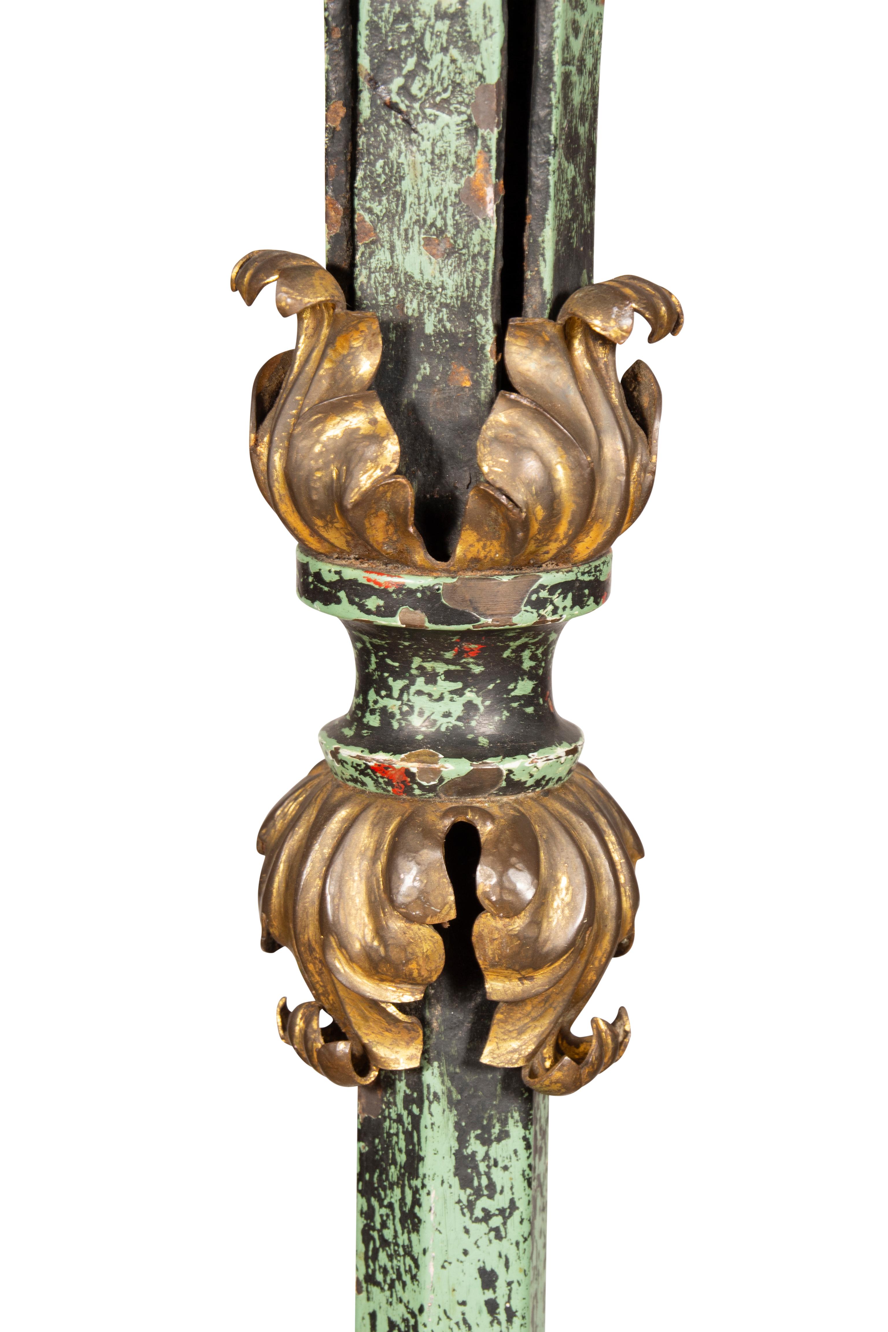 Renaissance Revival Stehlampe aus Messing und Eisen im Angebot 5