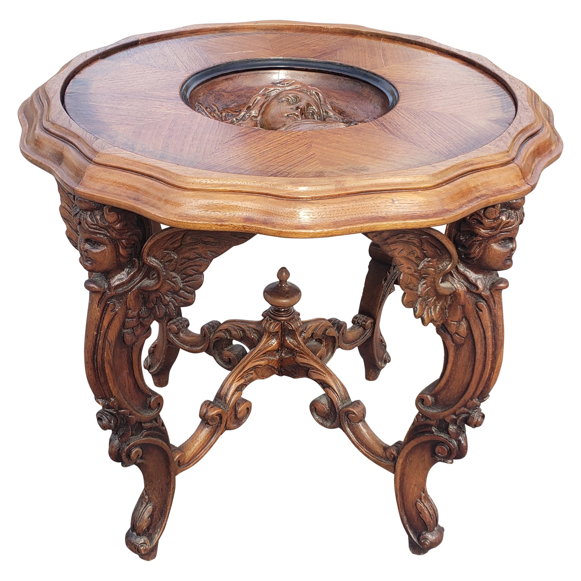 Mesa auxiliar de madera de frutal tallada renacentista