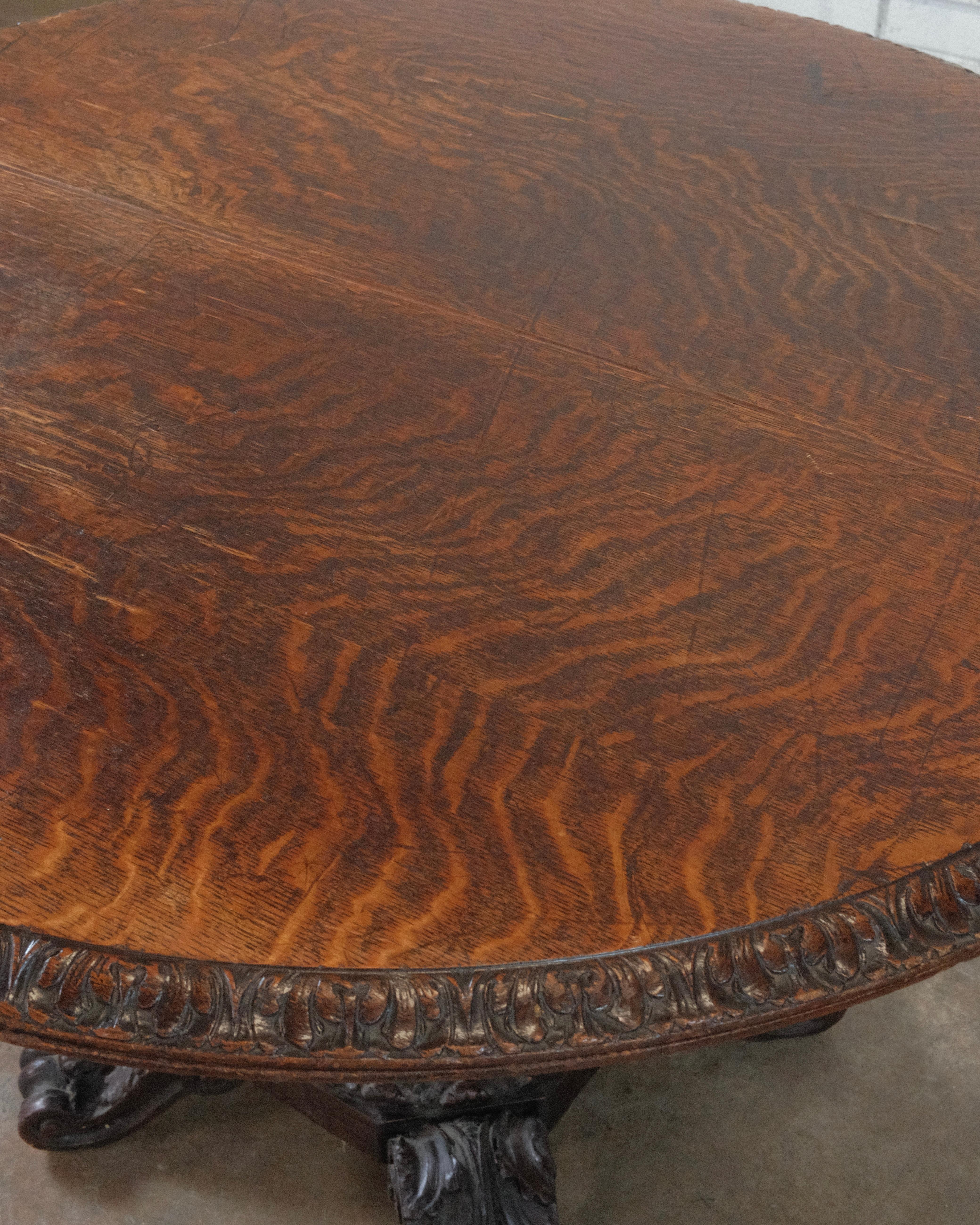 Français Table centrale en chêne sculpté de style Revive en vente