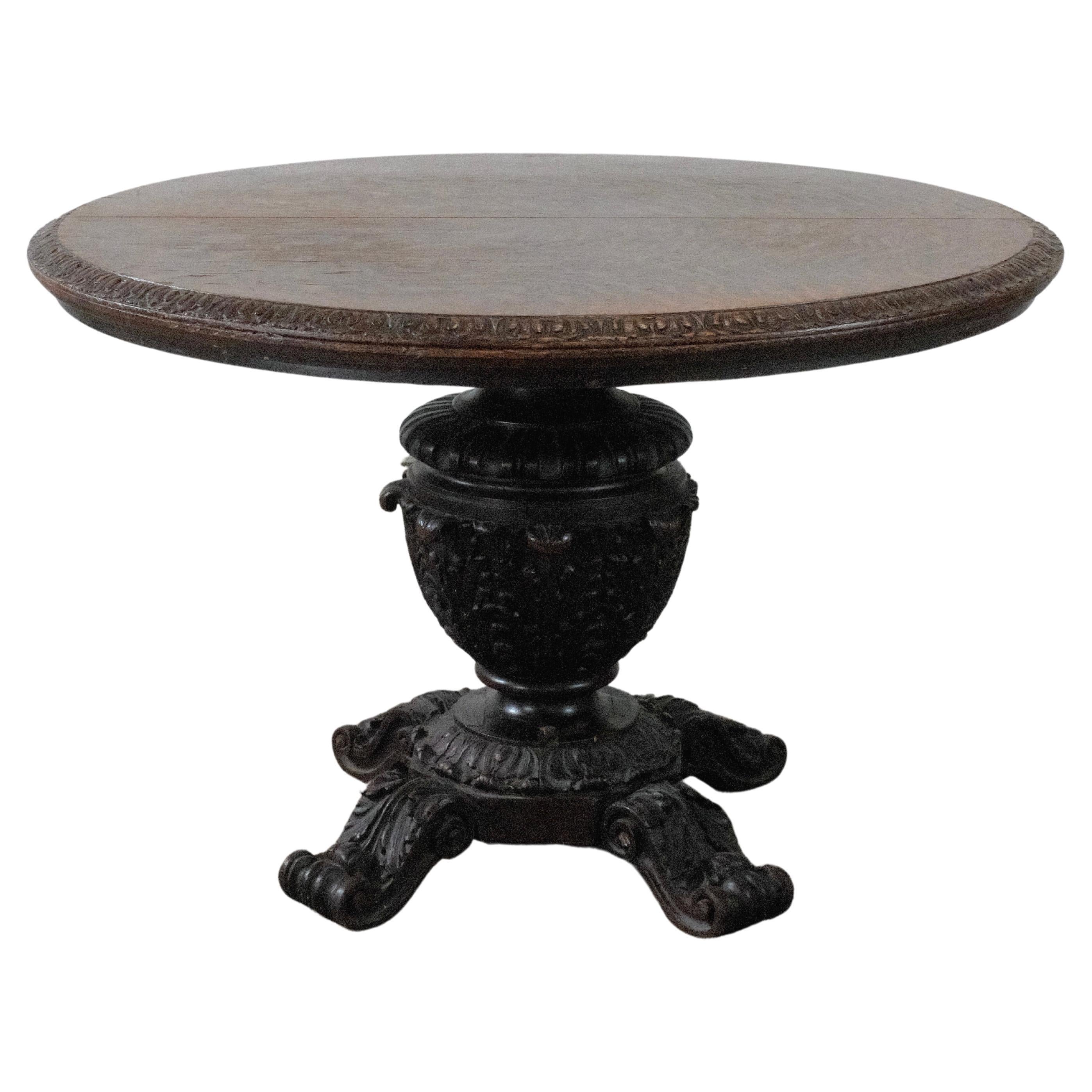 Table centrale en chêne sculpté de style Revive en vente