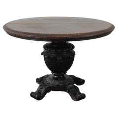 Table centrale en chêne sculpté de style Revive