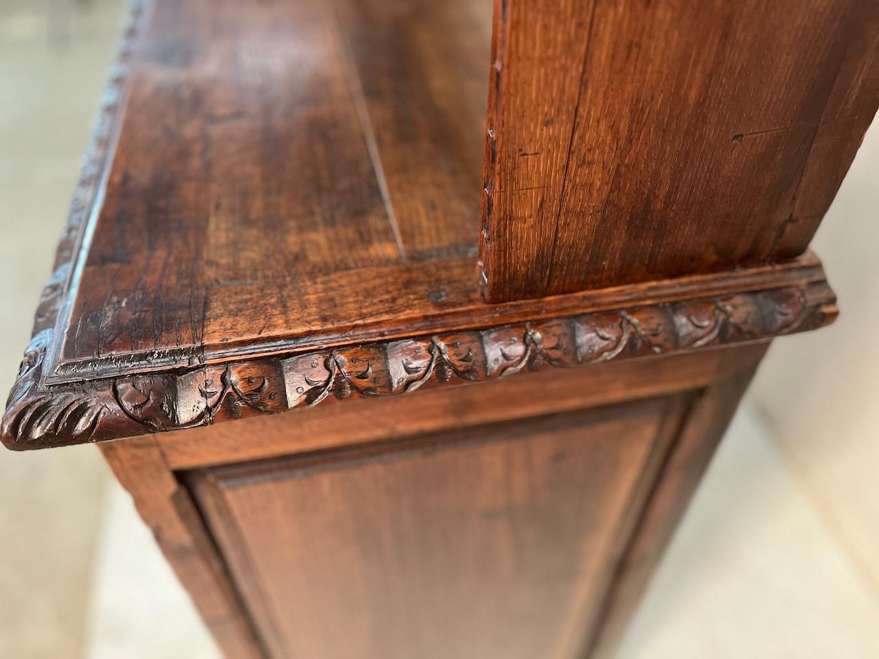Cassettone aperto in Oak intagliato in stile rinascimentale in vendita 4