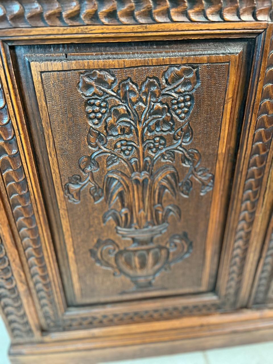 Cassettone aperto in Oak intagliato in stile rinascimentale in vendita 10