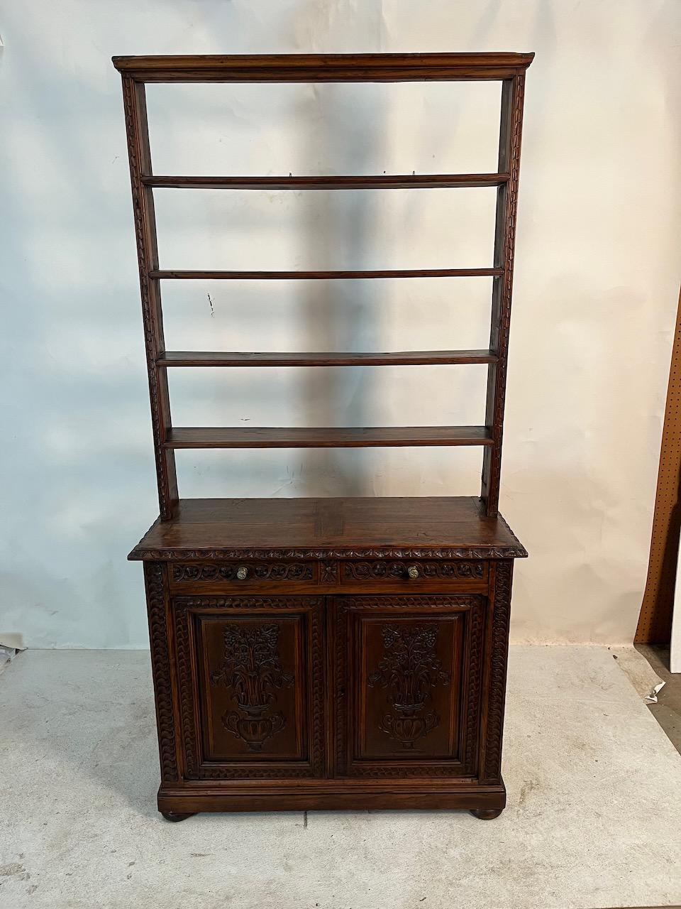 Comò aperto in rovere intagliato in stile Rinascimento.  Originariamente destinato all'esposizione di porcellane, potrebbe funzionare bene anche per libri o esposizioni.  Ha ripiani fissi, tiretti originali in ottone e intricati intagli sui pannelli
