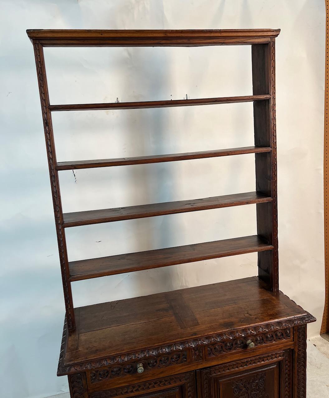 Inglese Cassettone aperto in Oak intagliato in stile rinascimentale in vendita