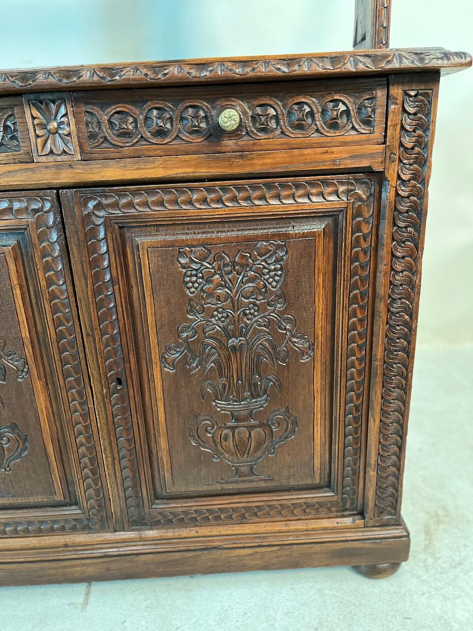 XIX secolo Cassettone aperto in Oak intagliato in stile rinascimentale in vendita