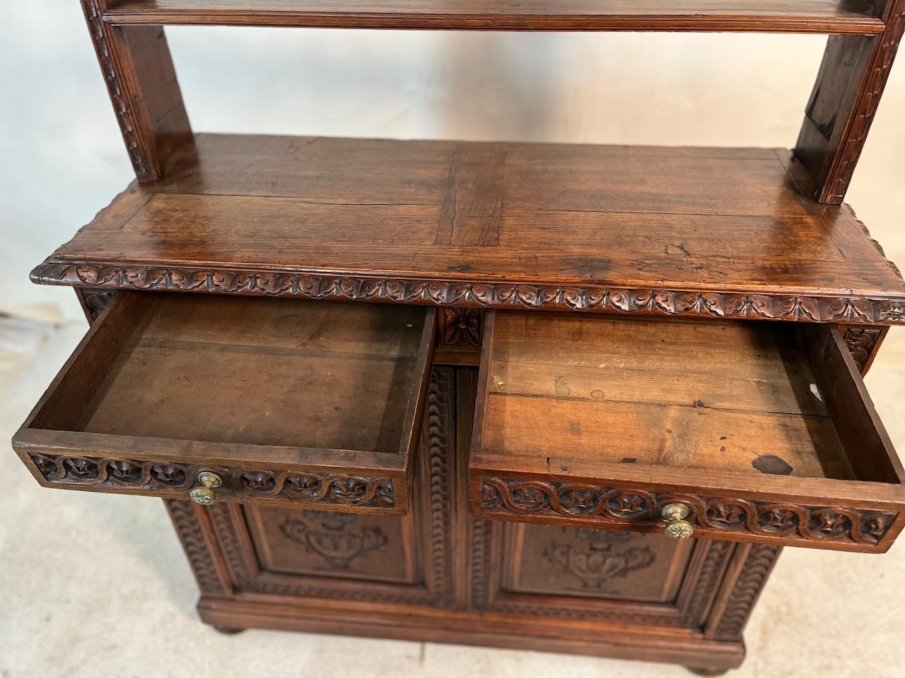 Ottone Cassettone aperto in Oak intagliato in stile rinascimentale in vendita