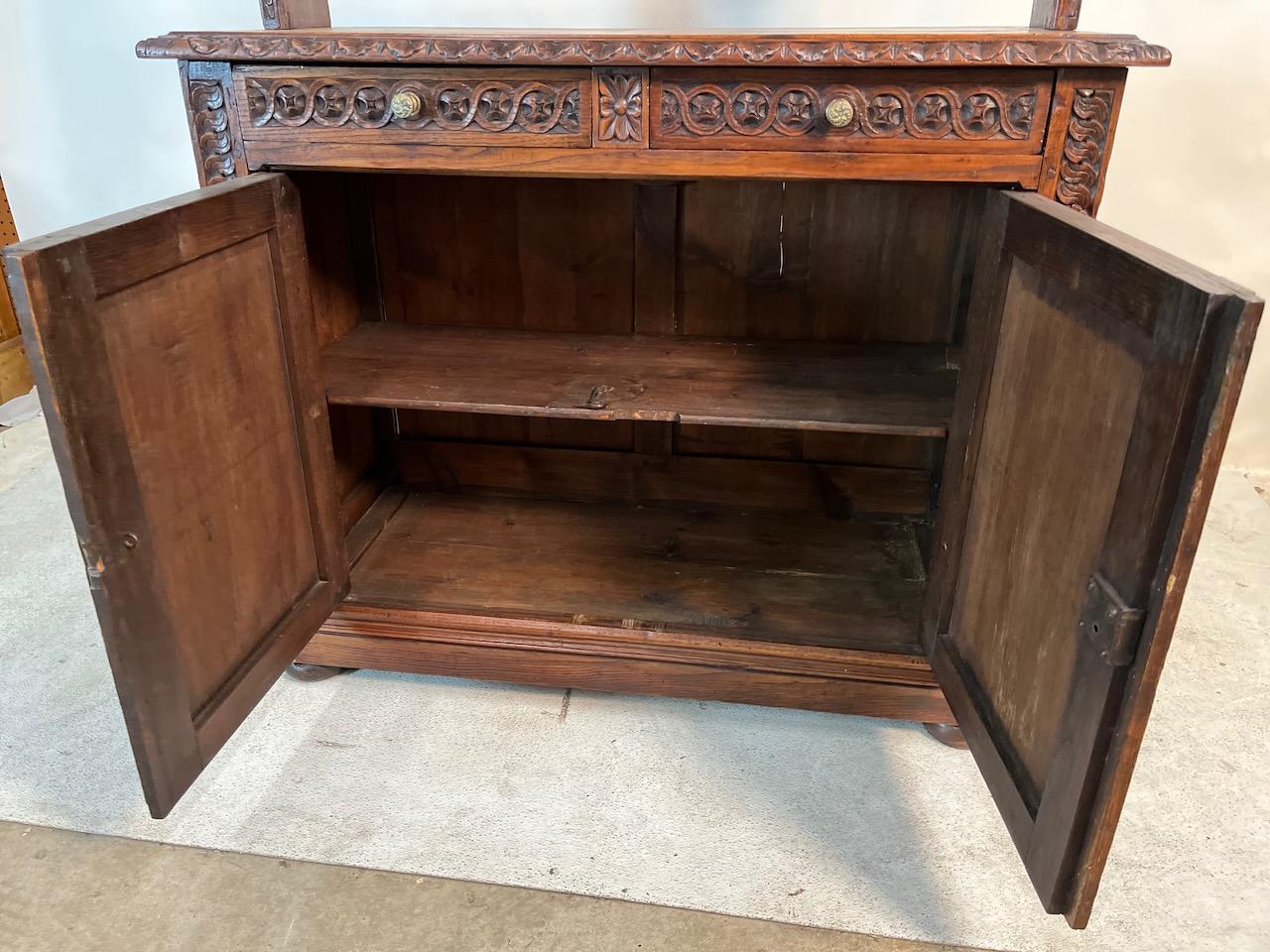 Cassettone aperto in Oak intagliato in stile rinascimentale in vendita 1