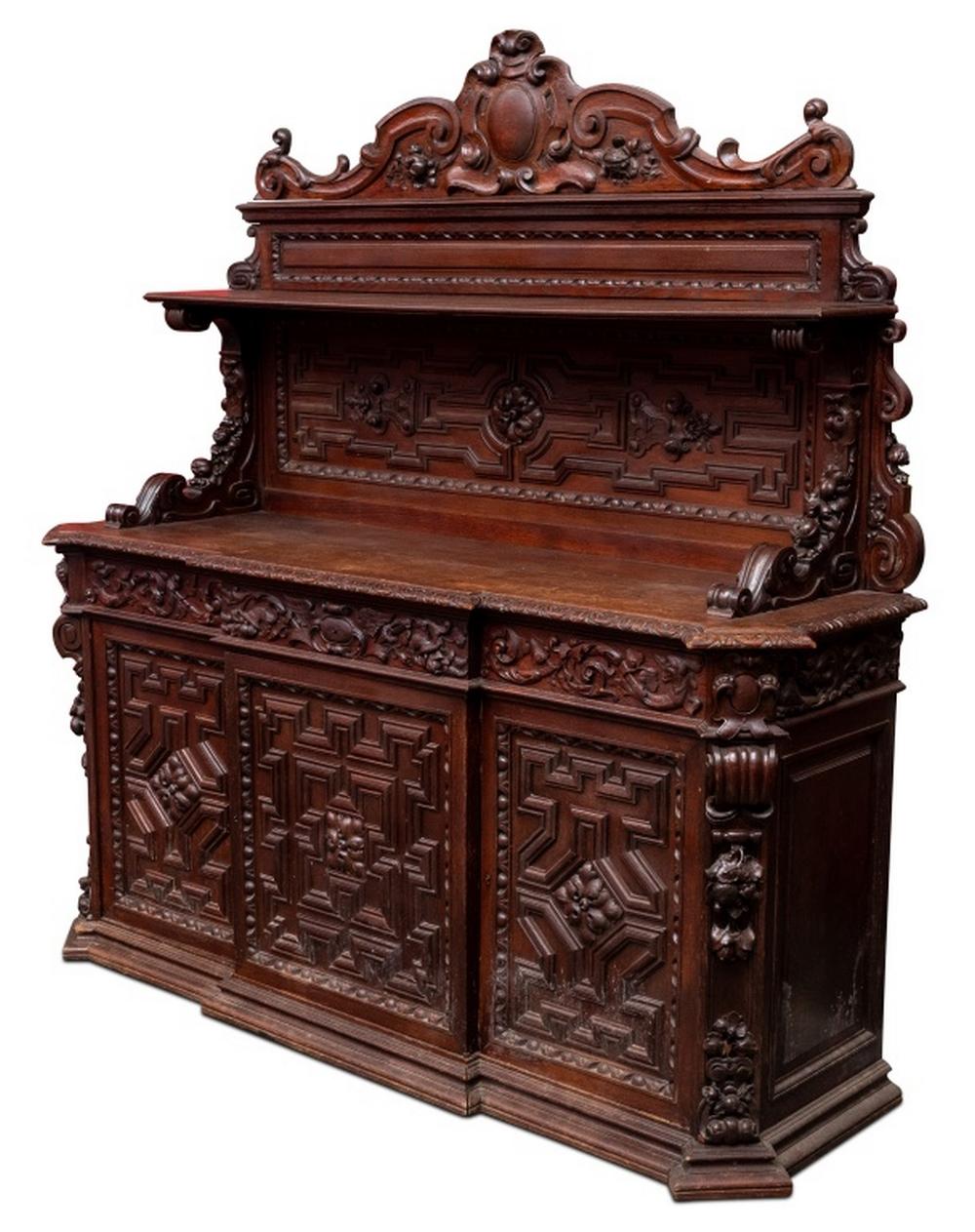 Buffet en chêne sculpté de style Renaissance, fin du 19e siècle, avec un dossier à panneaux surélevés, des supports à volutes et une étagère, la base à façade brisée avec un bord mouluré sculpté de feuilles, au-dessus de trois tiroirs en frise et de