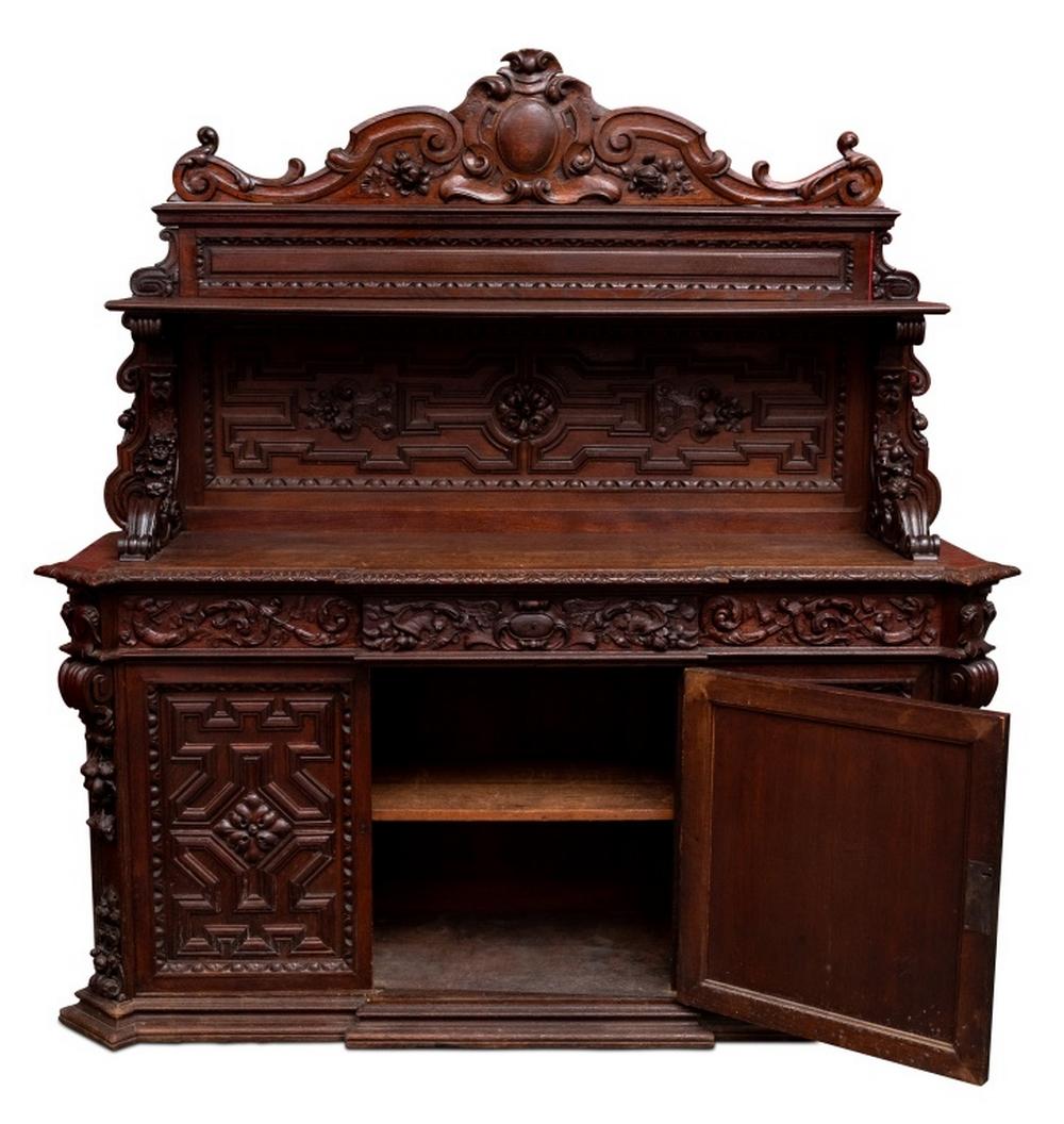 Néo-Renaissance Buffet en chêne sculpté de style Revive en vente