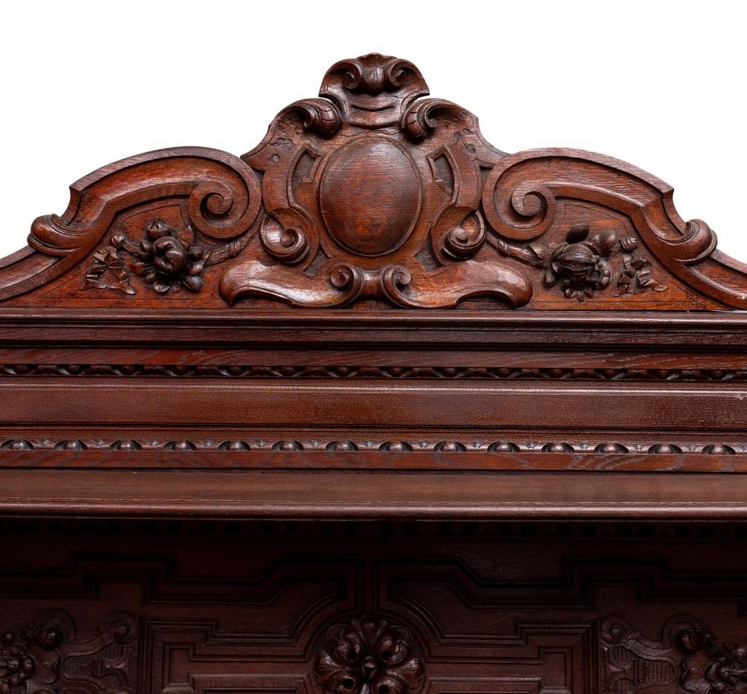 Buffet en chêne sculpté de style Revive Bon état - En vente à Astoria, NY