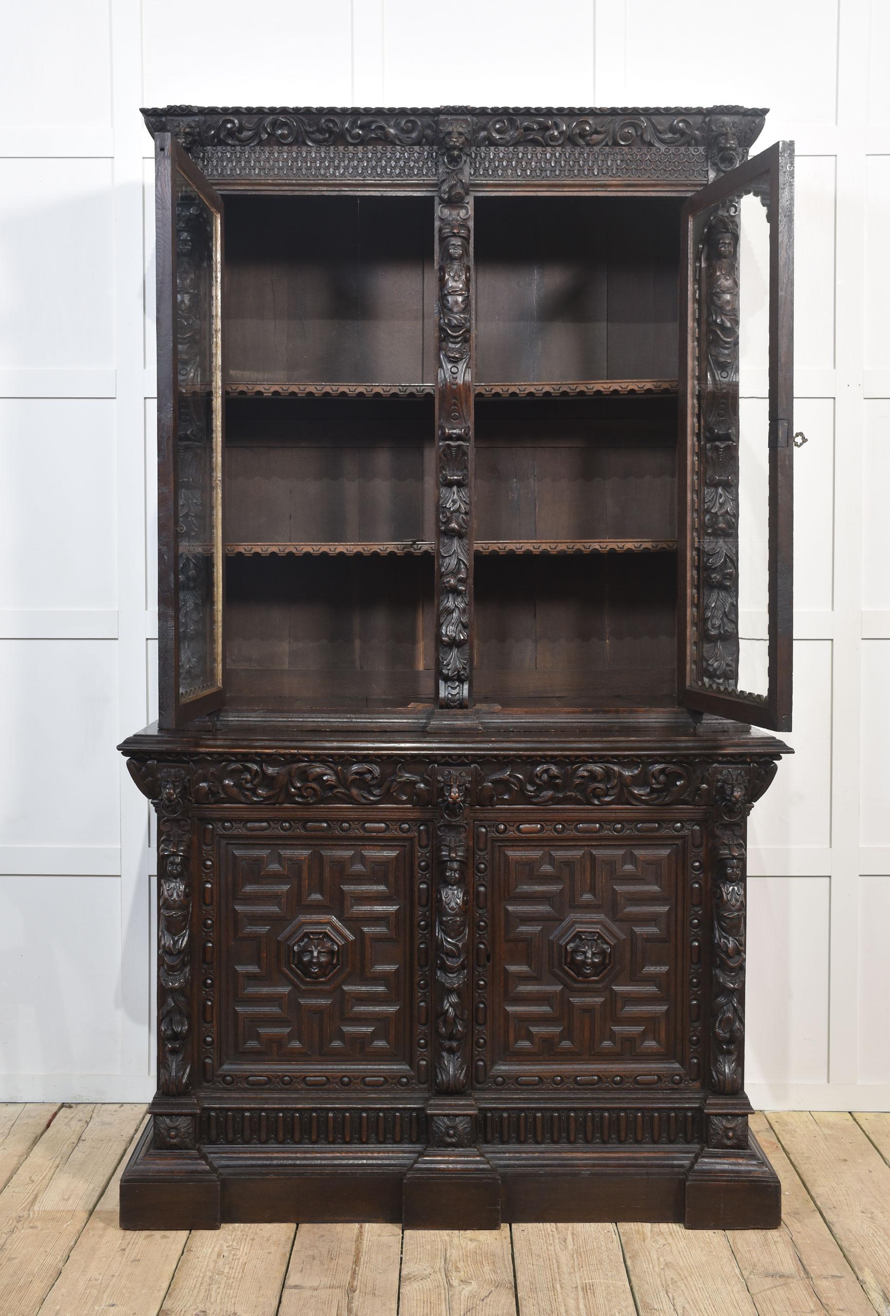 Libreria a due ante in rovere intagliato di epoca rinascimentale in vendita 4