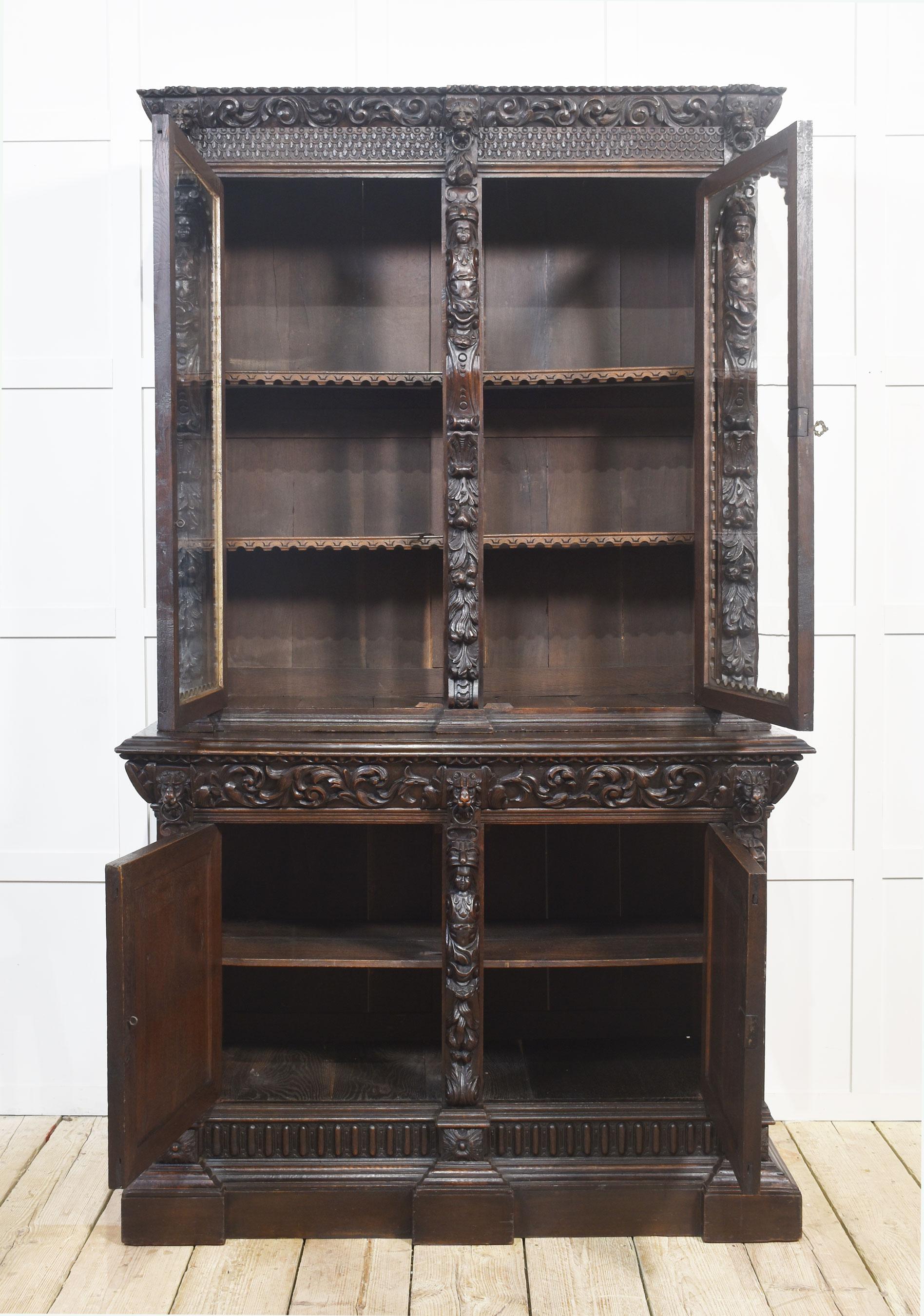 Libreria a due ante in rovere intagliato di epoca rinascimentale in vendita 6