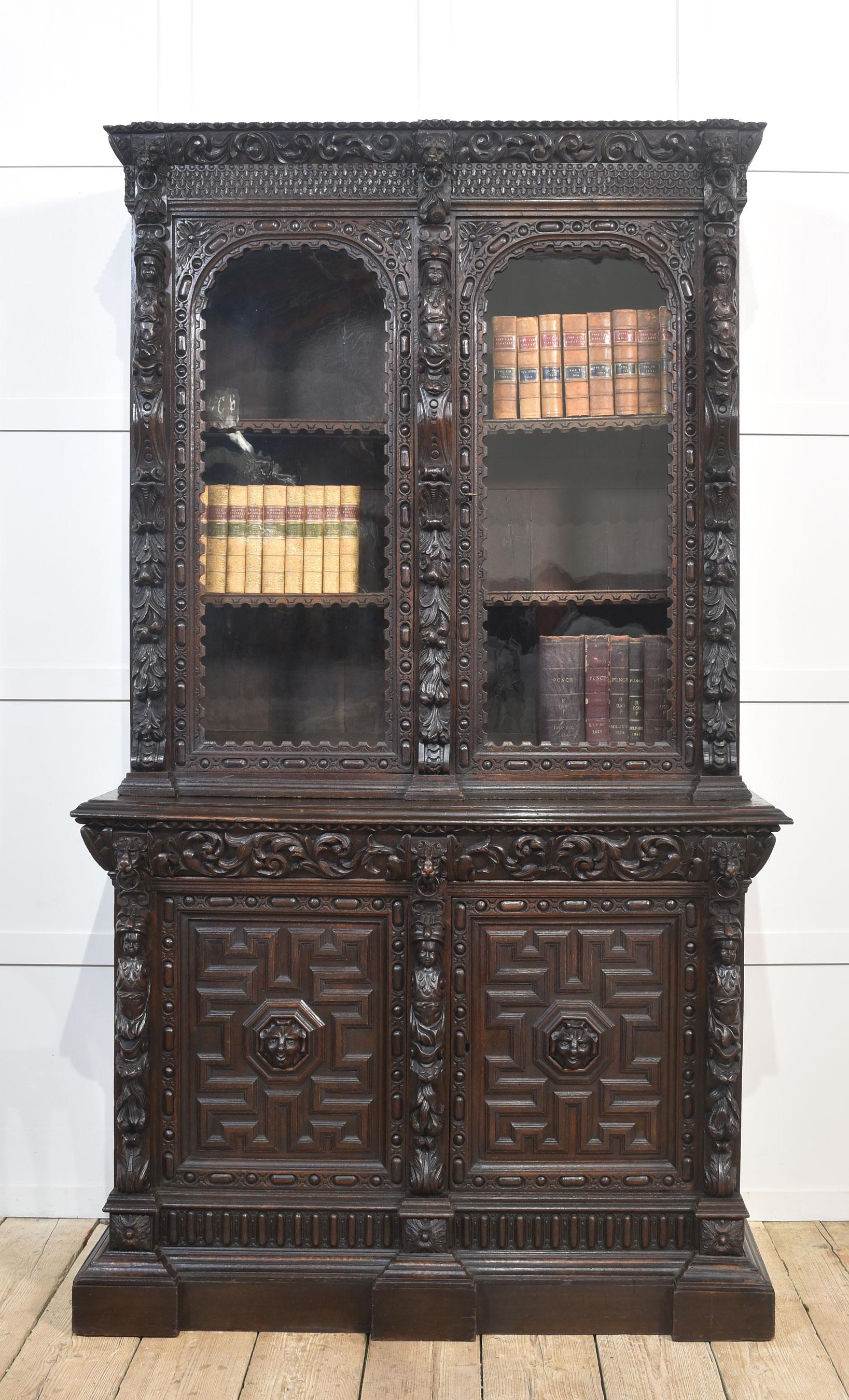 Libreria a due ante in rovere intagliato di epoca rinascimentale in vendita 11