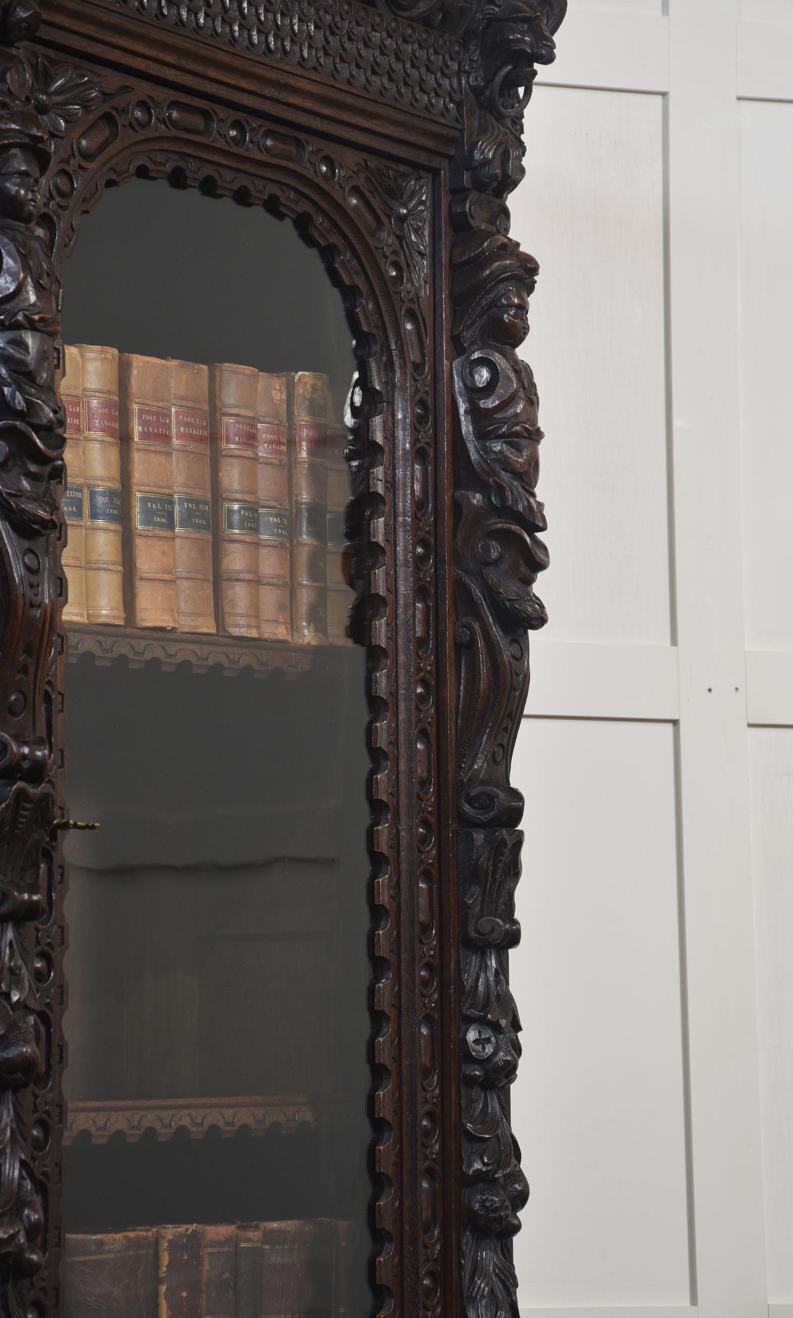 Britannico Libreria a due ante in rovere intagliato di epoca rinascimentale in vendita